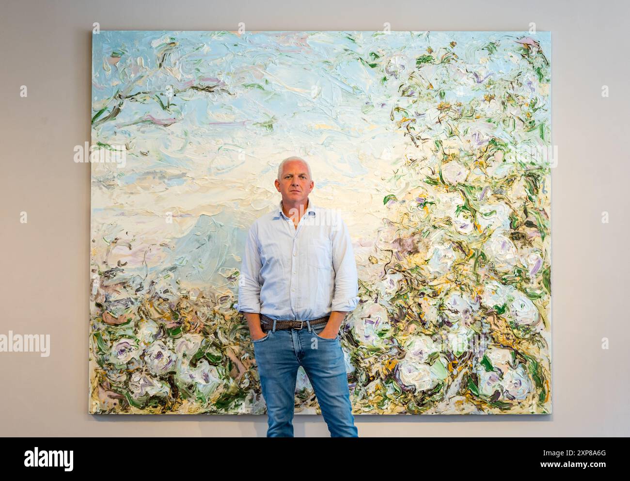 Künstler Geoff Uglow mit einem seiner texturierten Gemälde, Edinburgh Art Festival in der Scottish Gallery, Schottland, Großbritannien Stockfoto Künstler Geoff Uglow mit einem seiner texturierten Gemälde, Edinburgh Art Festival in der Scottish Gallery, Schottland, Großbritannien Stockfoto