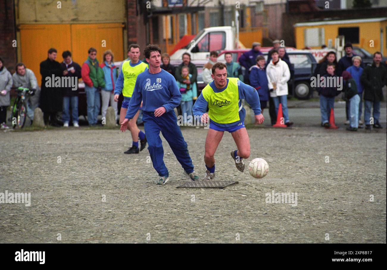 Die Fußballspieler Andy Mutch und Nicky Clarke trainierten auf dem Parkplatz von Molineux, beobachtet von Fans am 28./12/90 Stockfoto