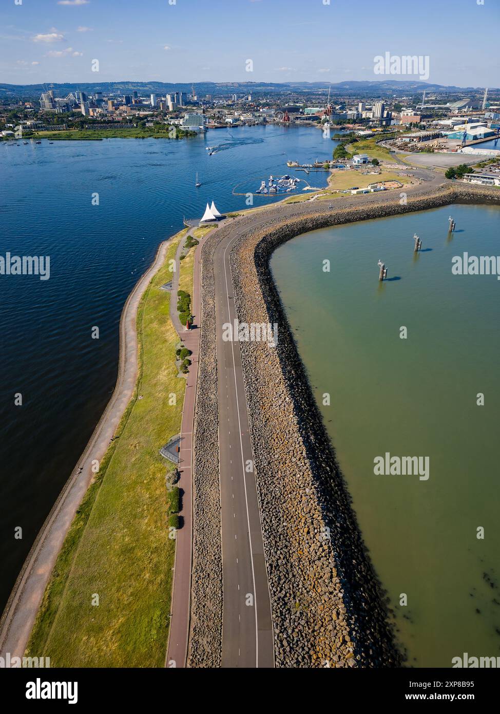 Aus der Vogelperspektive auf Cardiff Docks und Barrage an einem warmen Sommertag Stockfoto