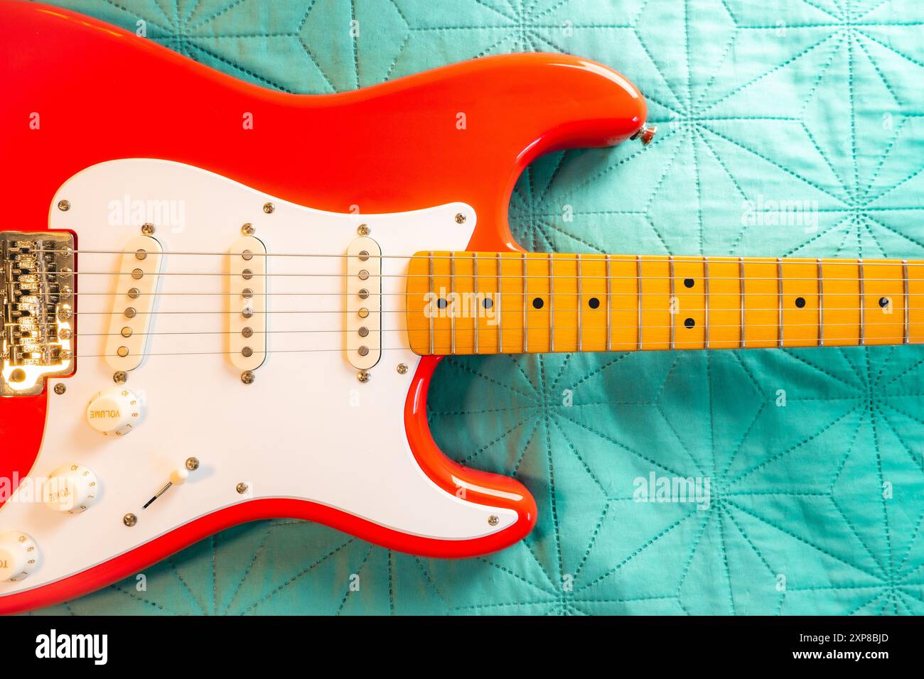 Fiesta Red Squire Stratocaster Gitarre auf blauem Hintergrund. São Paulo, Brasilien, 27. Juli 2024. Stockfoto