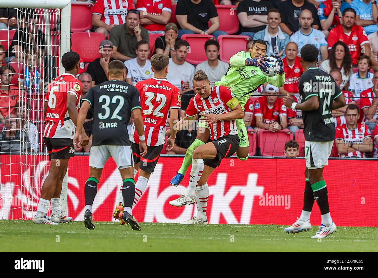 Eindhoven, Niederlande. Mai 2024. EINDHOVEN, 08.04.2024, Philips Stadium, Johan Cruijff Schaal Staffel 2024/2025. Spieler PSV Luuk de Jong, Spieler Feyenoord Timon Wellenreuther während des Spiels PSV - Feyenoord. Beschreibung: Pro Shots/Alamy Live News Stockfoto