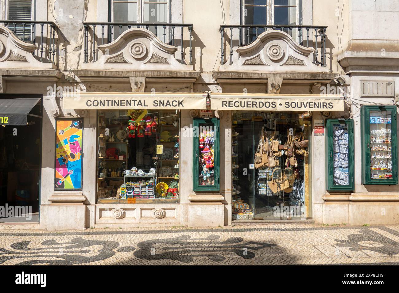 Lissabon Tourist Souvenir Shop Front Verkauft Korkprodukte Und Kinderpuppen Stockfoto