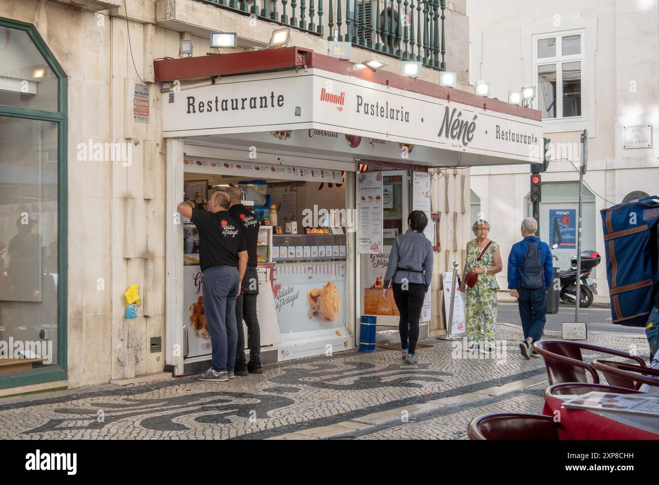 Gäste außerhalb des Pastelaria Nene Lisbon Portugal Ein Restaurant und Café im Zentrum von Lissabon an der Rua Augusta, 16. April 2024 Stockfoto