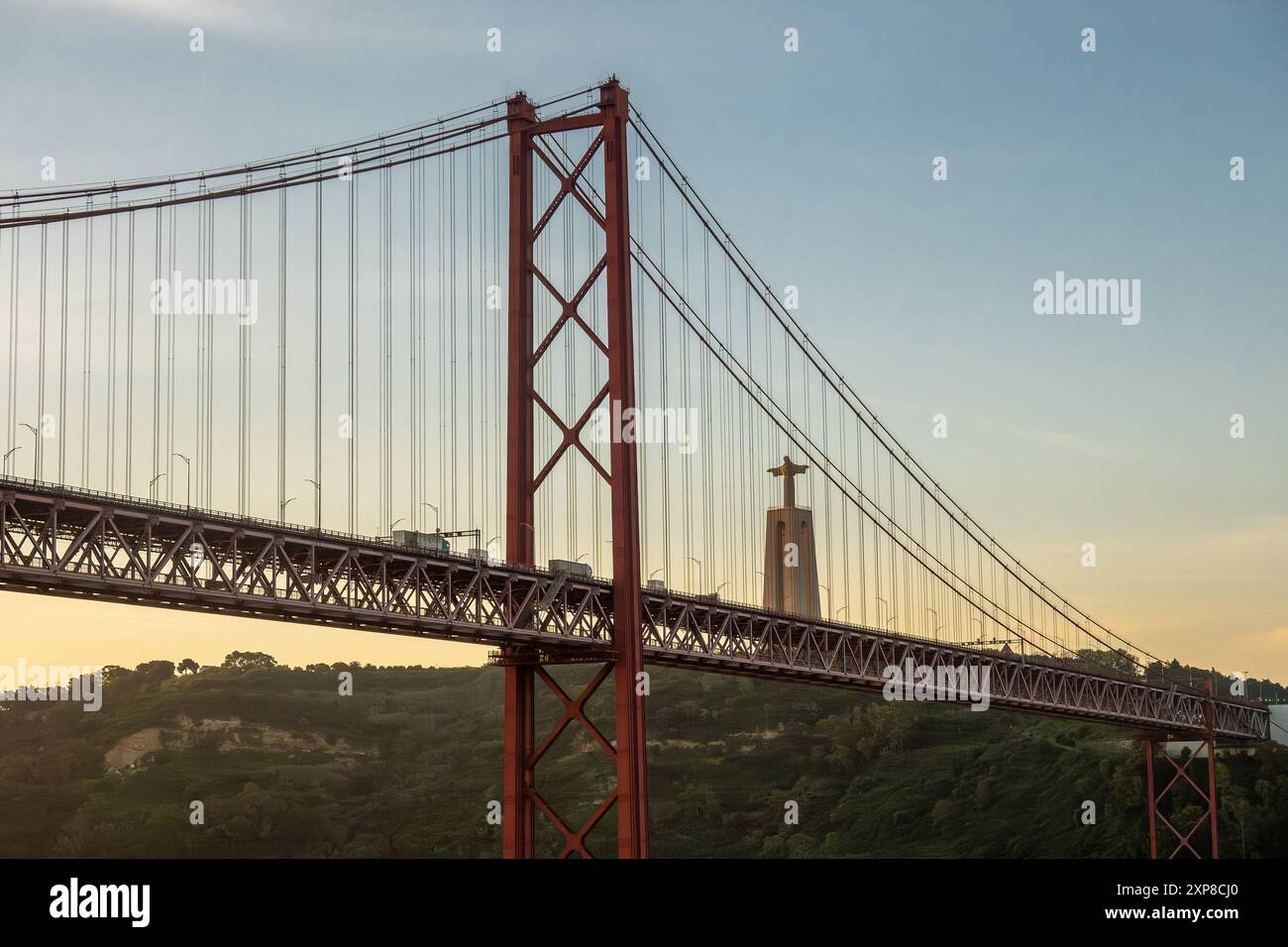 Sunrise Ponte 25 de Abril Bridge (die Brücke vom 25. April), Hängebrücke Lissabon Portugal das Heiligtum Christi des Königs, Schrein 16. April 2024 Stockfoto