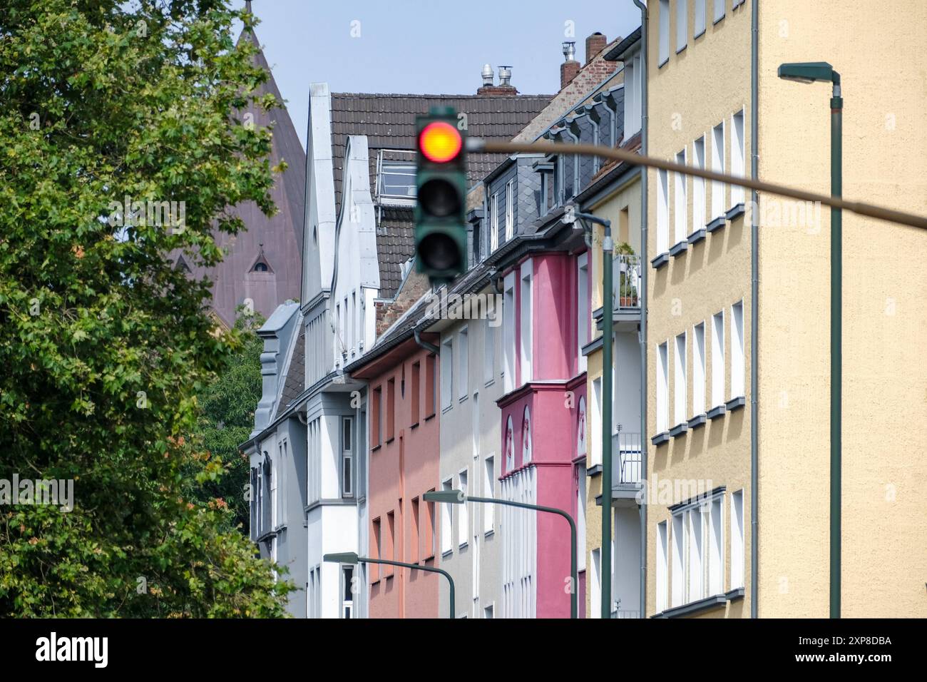 Düsseldorf 04.08.2024 Wohnungen Wohnungsnot Mietswohnung Mieten Mietpreis soziale Wohnungsbau Sozialwohnung Immobilien Wohnraummangel Wohnung Baustelle Neubau Mehrfamilienhaus Mietshaus Miete Mietspiegel Mietpreisspiegel Immobilie Wohnungsmangel Baustau Wohnimmobilie Wohnungsimmobilien Mietpreise Altbau Leerstand Baumaterial Baustoffe Ballungsgebiet bezahlbarer Wohnraum CO2-Preis CO2 Bundes-Klimaschutzgesetz Heizen Heizung Klimapaket Mieter Vermieter Mietpreisbremse Klimasteuer Energiewende Büro Büros Homeoffice Home-Office Konjunkturpaket Grundsteuerreform Grundsteuererklärung Wohngeld Wohnu Stockfoto