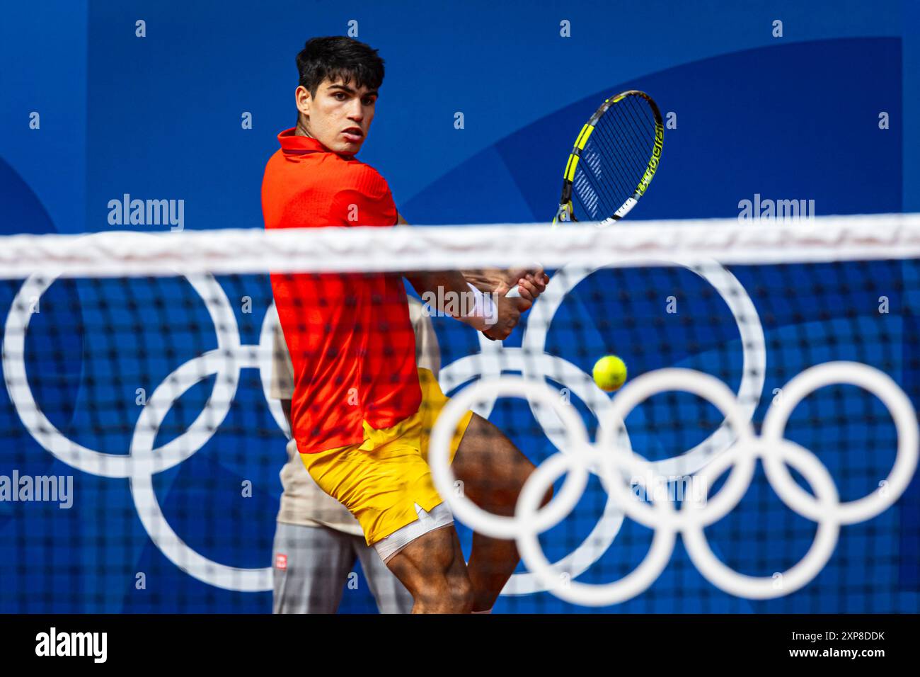 Paris, Frankreich. August 2024. Olympische Spiele, Match für das Tennisfinale der Männer im Singles zwischen dem Spanier Carlos Alcaraz und dem serbischen Novak Djokovic auf dem Mittelfeld von Roland Garros. © ABEL F. ROS Credit: ABEL F. ROS/Alamy Live News Stockfoto