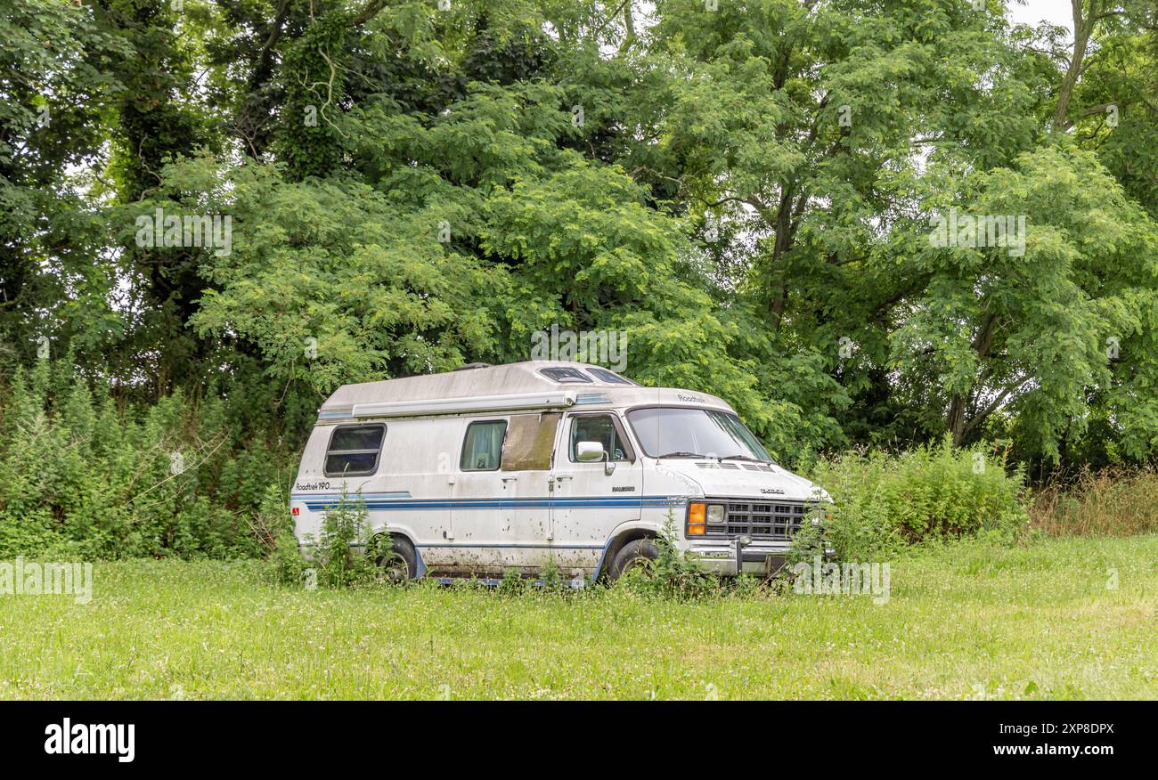 Ein alter, verlassener Dodge RAM 350 Wohnmobil Stockfoto