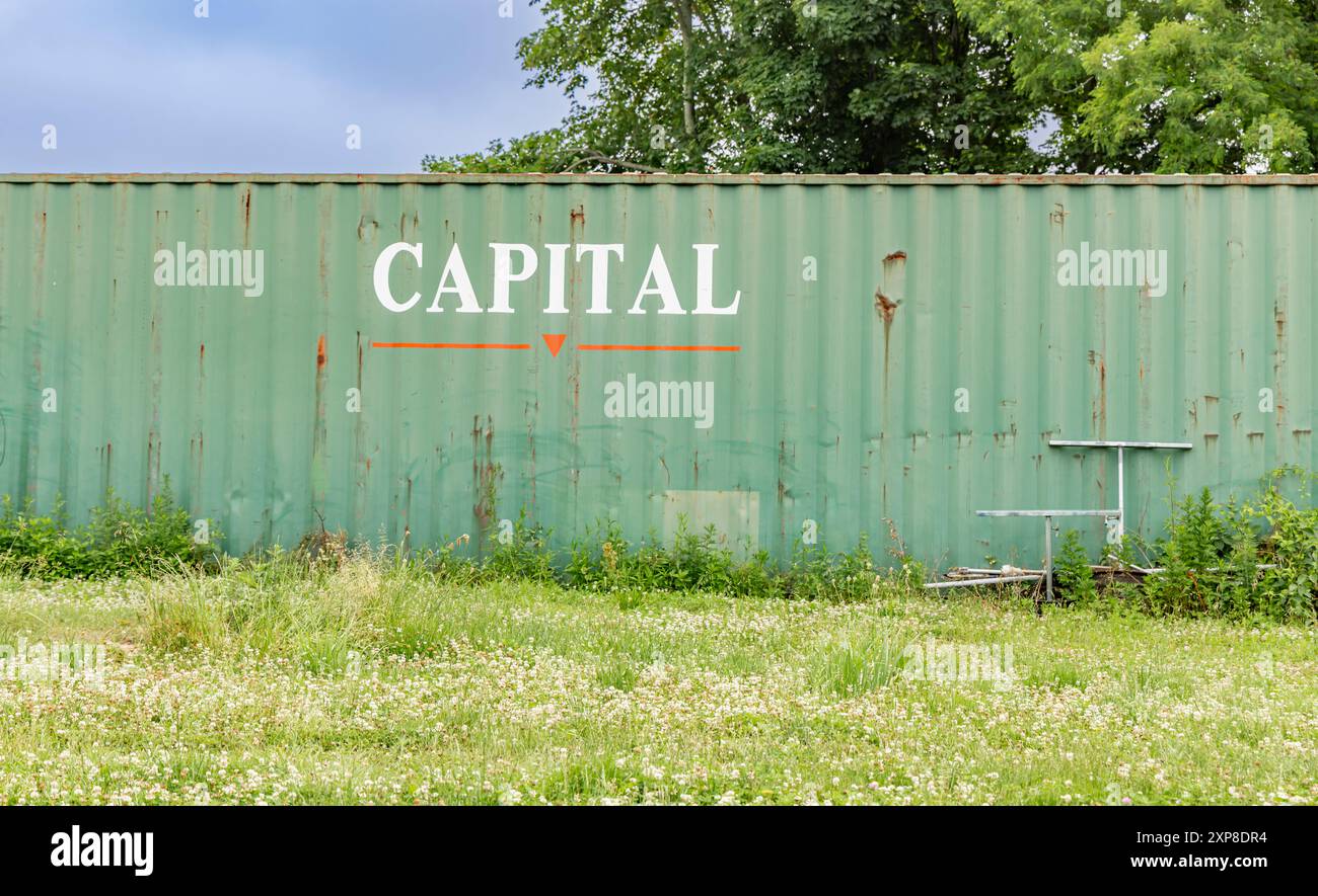 Detailbild eines grünen Stahlbehälters mit dem Wort Captiol an der Seite Stockfoto