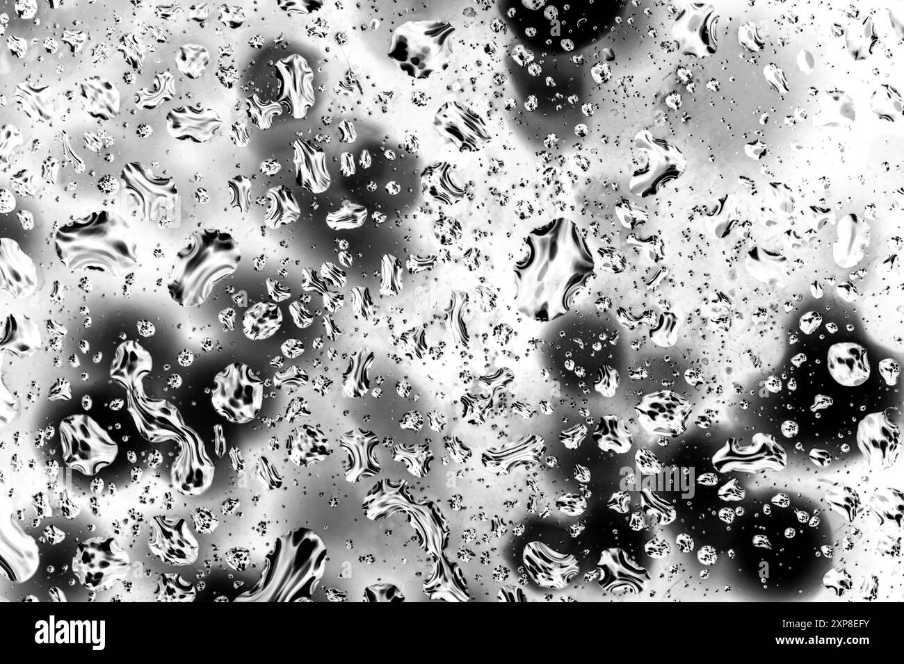 Makrofoto von Schwarzweiß-Wassertropfen auf Glas, die ein dramatisches und stimmungsvolles abstraktes Muster erzeugen. Vorlage für Hintergründe, Texturen und Künstler Stockfoto