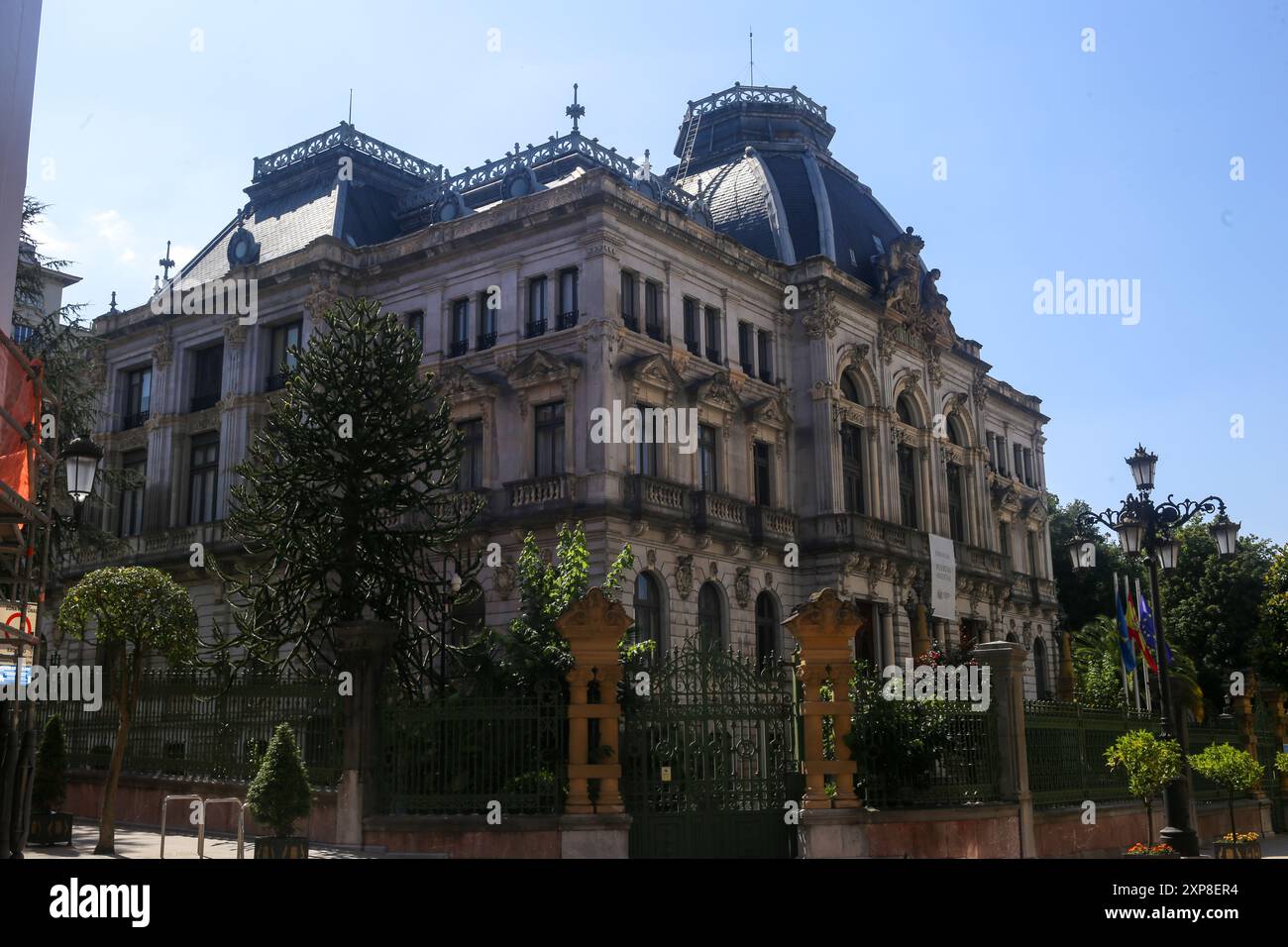 Oviedo, Spanien, 4. August 2024: Die Hauptfassade der Junta General del Principado de Asturias während des täglichen Lebens in Oviedo, am 4. August 2024, in Oviedo, Spanien. Quelle: Alberto Brevers / Alamy Live News. Stockfoto