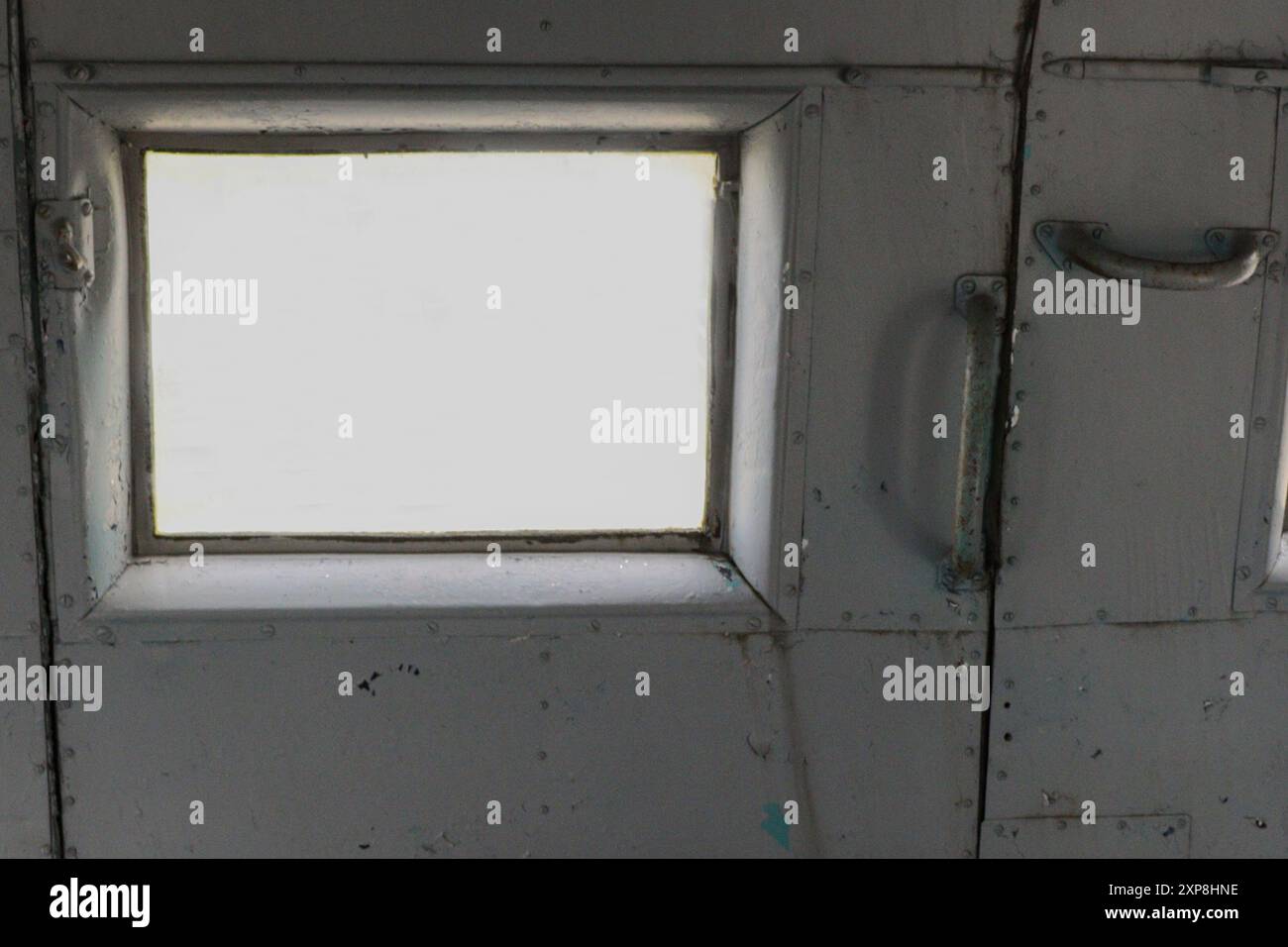 Ein Element des Innenraums eines Flugzeugs. Ein quadratischer Strahler im Flugzeugabteil. Stockfoto