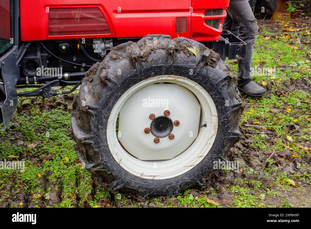 Vorderrad des landwirtschaftlichen Traktors. Raupenschlepper nach der Arbeit im Herbst. Stockfoto