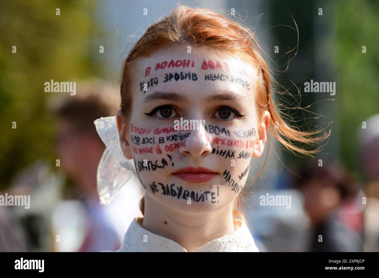 Porträt eines Mädchens mit Inschriften während der Kundgebung, die die Rückkehr ukrainischer Soldaten der Mariupol-Garnison aus russischer Gefangenschaft am 4. August 2024 in Kiew, Ukraine forderte. (Foto: Aleksandr Gusev / SOPA Images/SIPA USA) Stockfoto