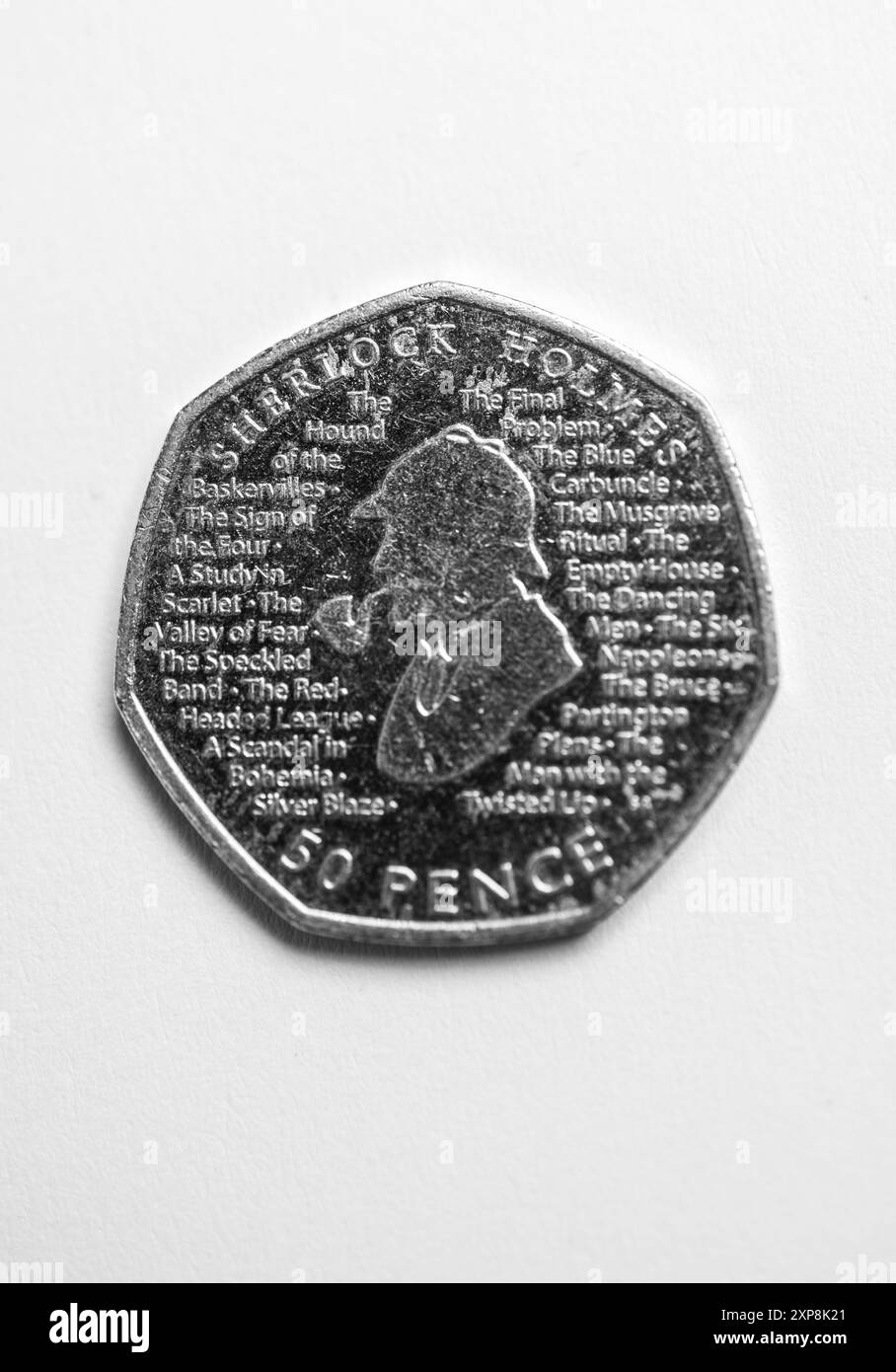 Stillleben einer Gedenkmünze mit Sherlock Holmes 50 Pence, die 2019 von der Royal Mint in Großbritannien ausgegeben wurde Stockfoto