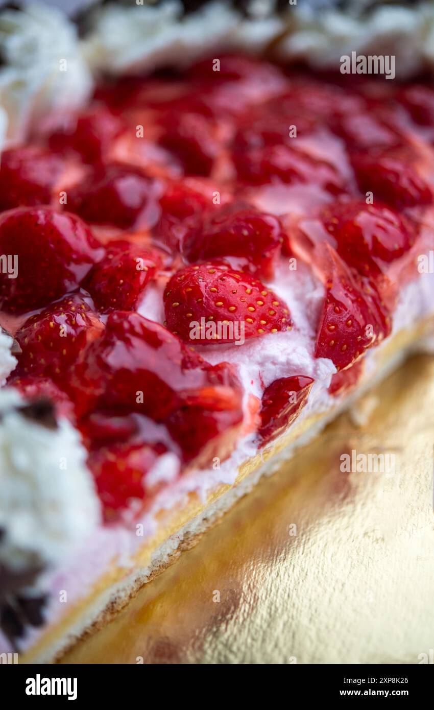 Detail eines Erdbeeren-Sahne-Kuchens Stockfoto