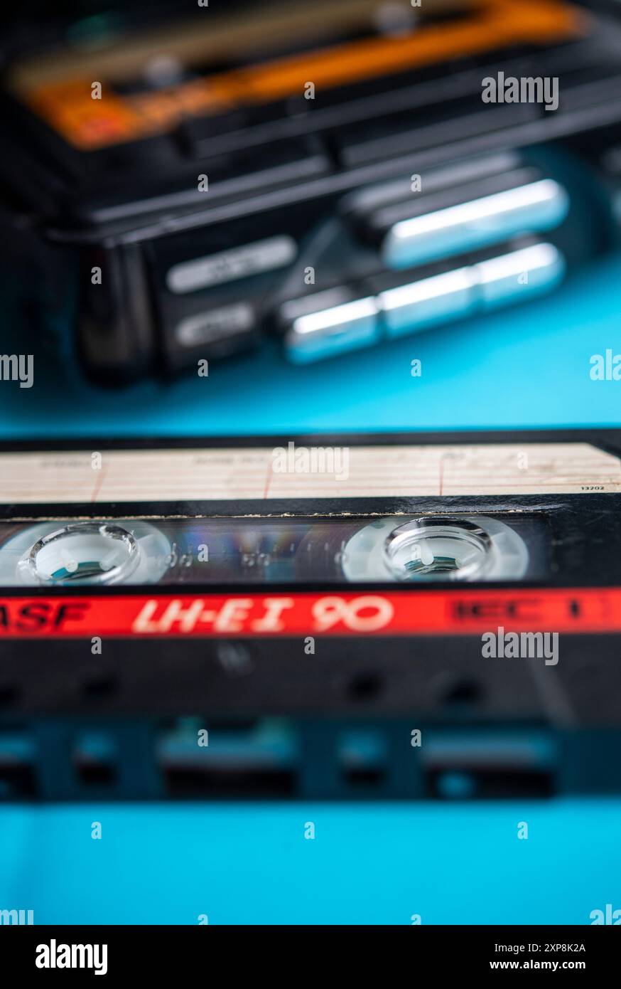 Stillleben von Audiokassetten und einem Walkman ® der 1980er Jahre Stockfoto