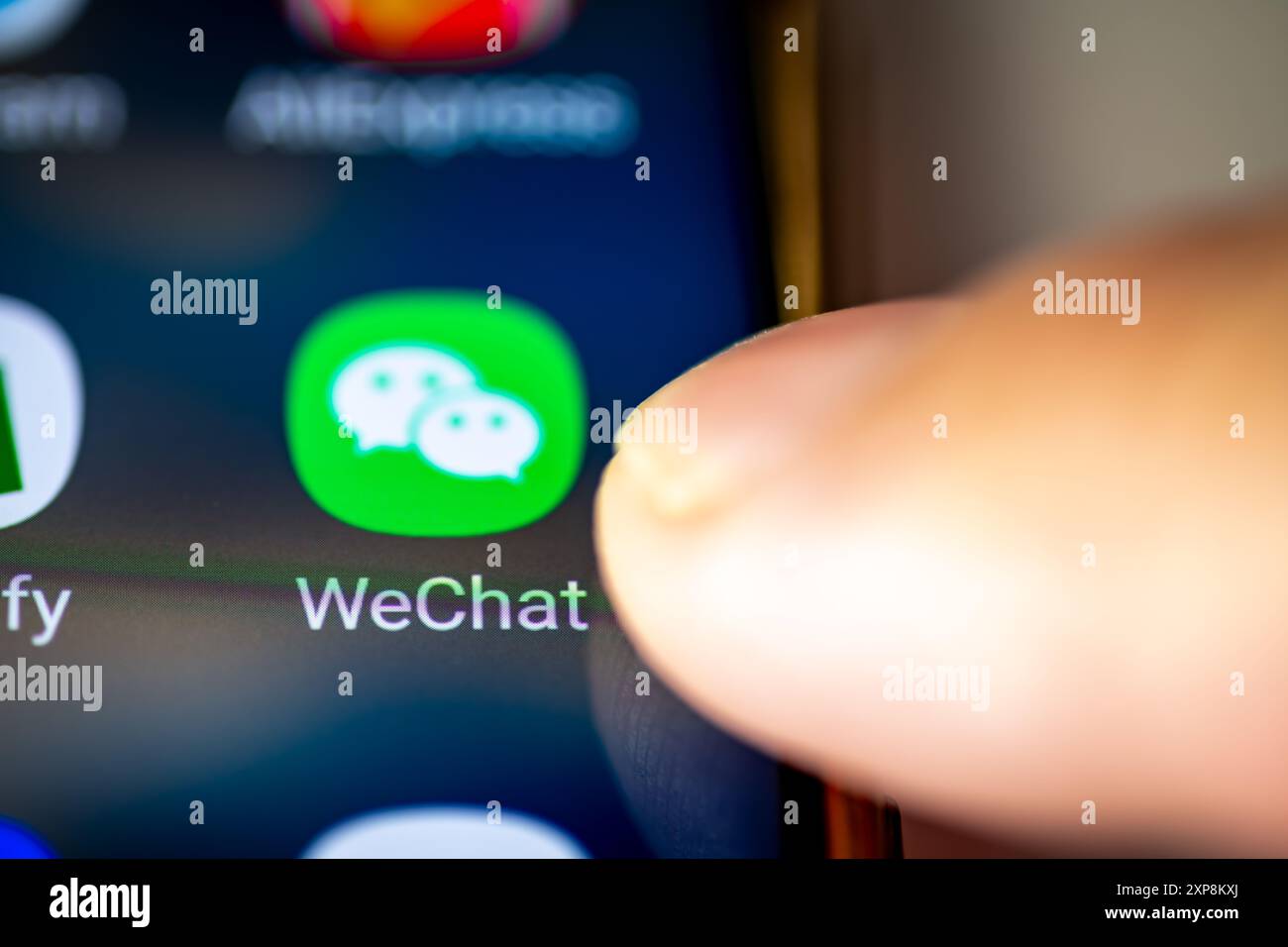 London. UK- 07.28.2024. Die chinesische Instant Messaging-, Social Media- und Mobile Payment-App WeChat auf dem Bildschirm eines Mobiltelefons mit offenem Finger Stockfoto