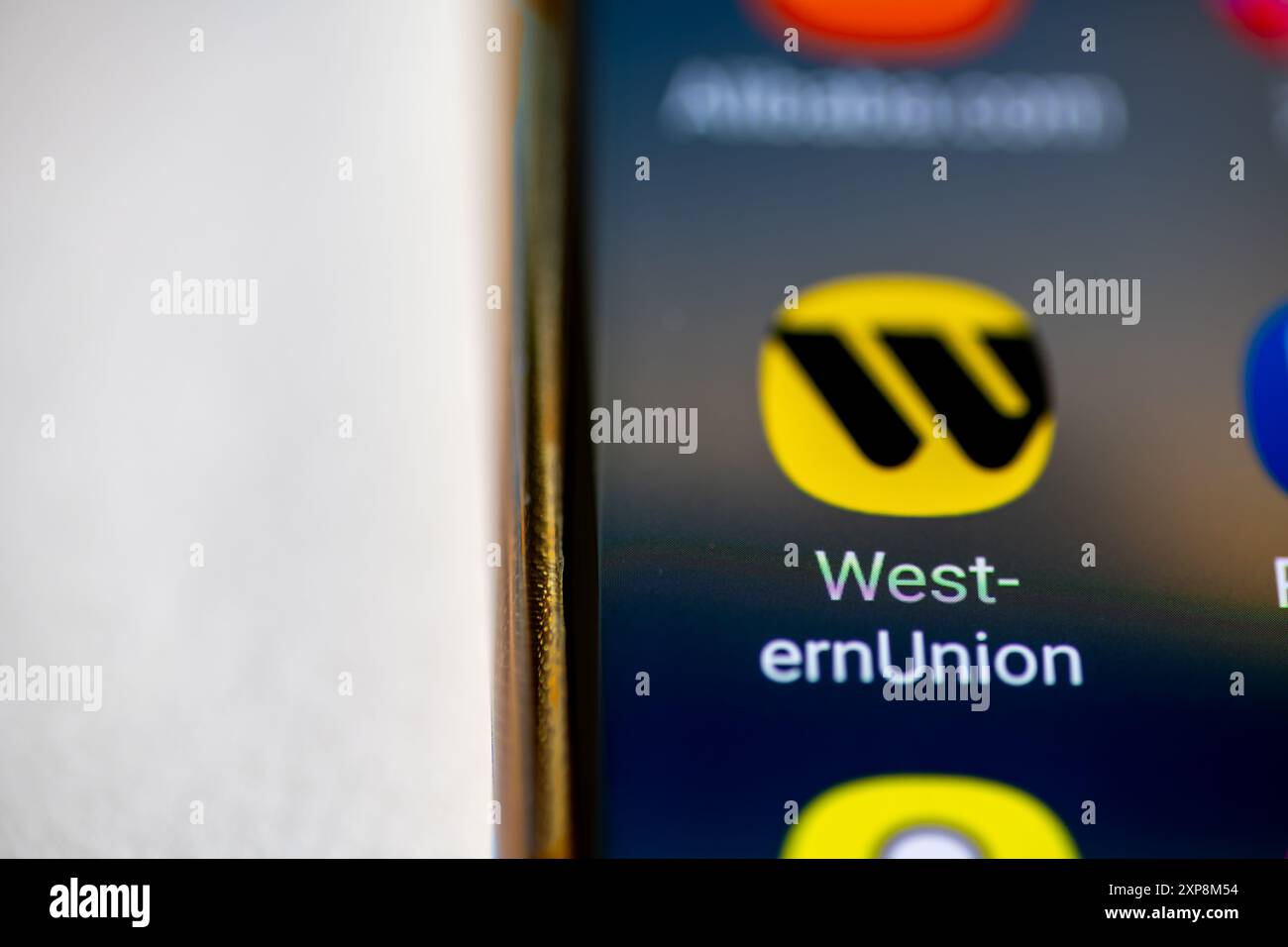 London. UK- 07.28.2024.die amerikanische Finanzdienstleistungs-, Geldtransfer-App Western Union auf dem Bildschirm eines Mobiltelefons isoliert in weiß. Stockfoto