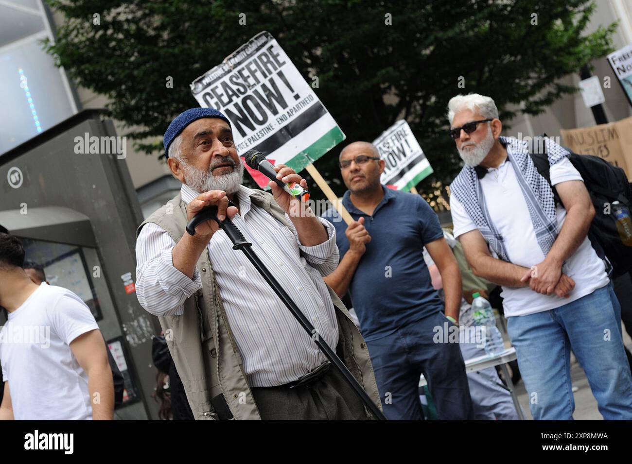 Birmingham, England. August 2024. Muhammad Suleman von der lokalen Gemeinde Kaschmirs sprach bei der Demonstration ÕStop the Far RightÕ, die als Reaktion auf eine rechtsextreme nationale Mobilisierung organisiert wurde, die gewaltsam muslimische Gemeinschaften, ihre Gotteshäuser und Asylsuchende in ihren temporären Hotelunterkünften, die auf den Ausgang ihrer Fälle warteten. ts für ihren Tod. Die Demonstration ÕStop The Far RightÕ wurde mit Kevin Hayes/Alamy Live News ausgezeichnet Stockfoto