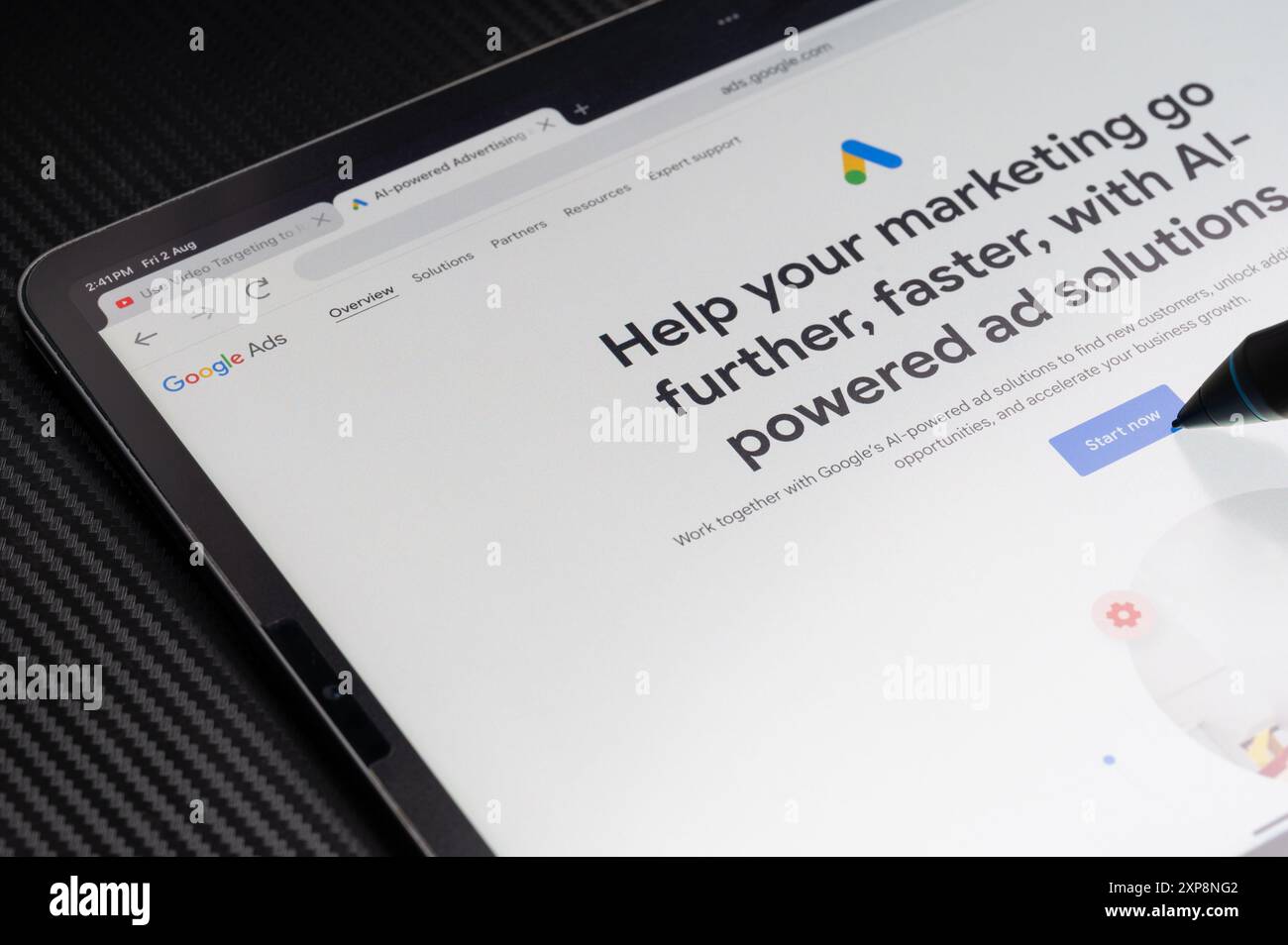 New York, USA – 2. August 2024: Arbeiten Sie mit Google Ai Poered Ad Solution auf Tablet-Bildschirm Makroaufnahmen Stockfoto