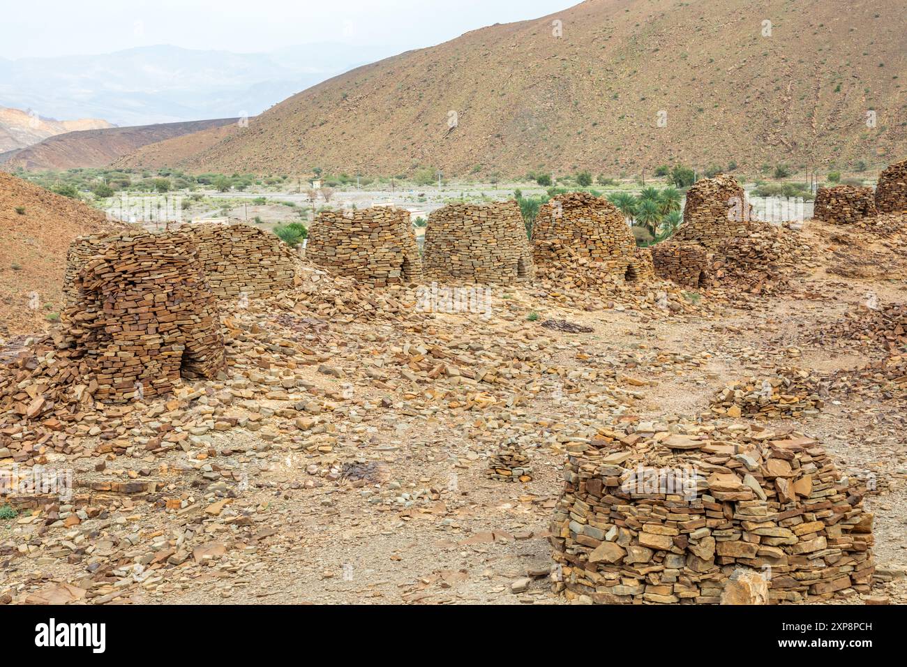 Geoup von alten Stein Bienenstockgräbern, archäologische Stätte in der Nähe von al-Ayn, Sultanat Oman Stockfoto