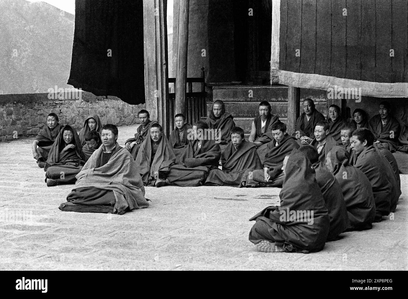 Mönche im Drigung Kloster in Zentraltibet beten für die Toten an diesem Himmelsbegräbnisort - Tibet 1995 Stockfoto