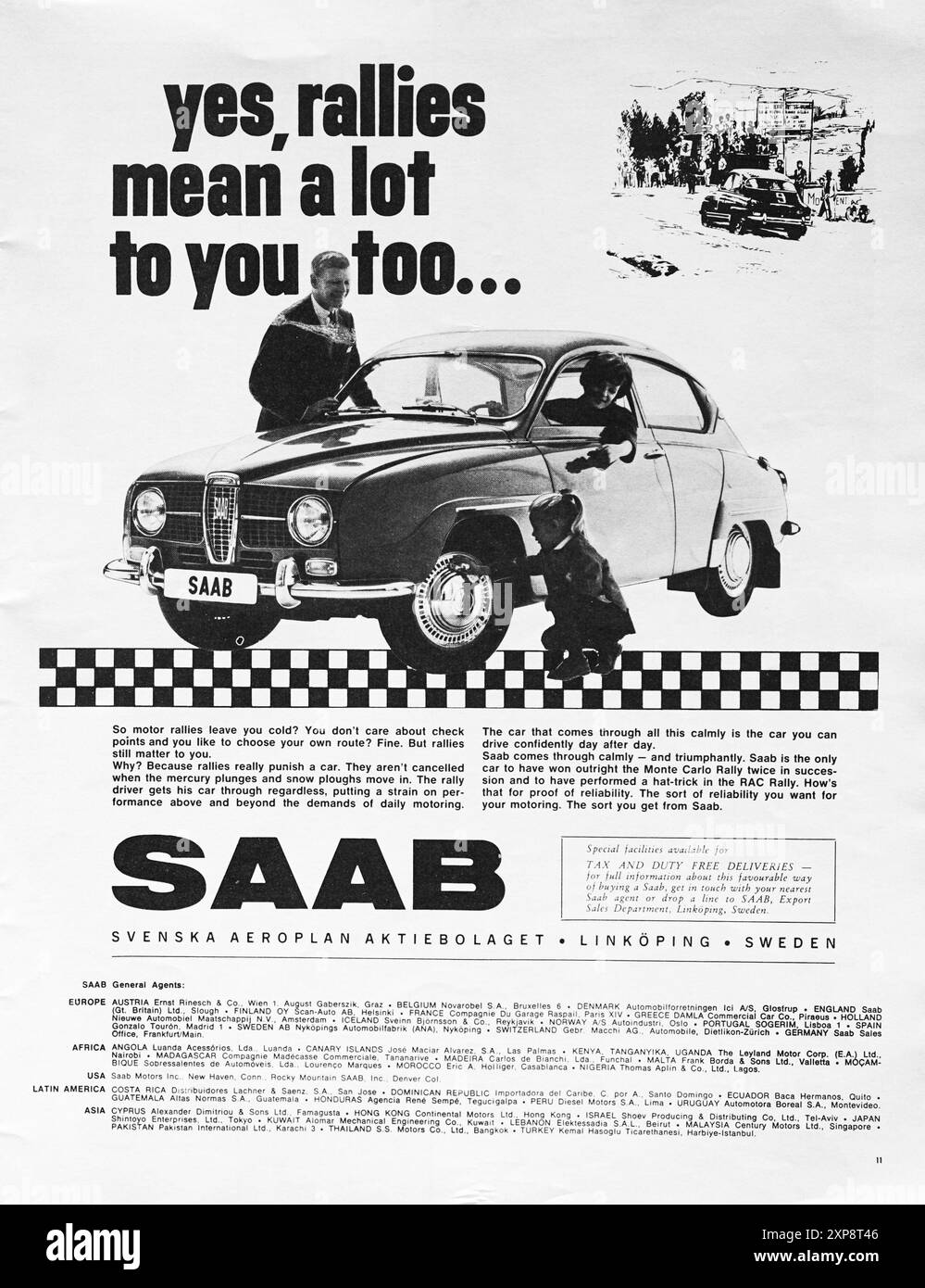 Eine Vintage-Werbung aus dem Jahr 1965 zeigt, wie ein Rallye-Enthusiast mit einem Saab-Auto interagiert, während ein anderer sich anschaut und die Leidenschaft für Automobilveranstaltungen und Kameradschaft zeigt. Stockfoto