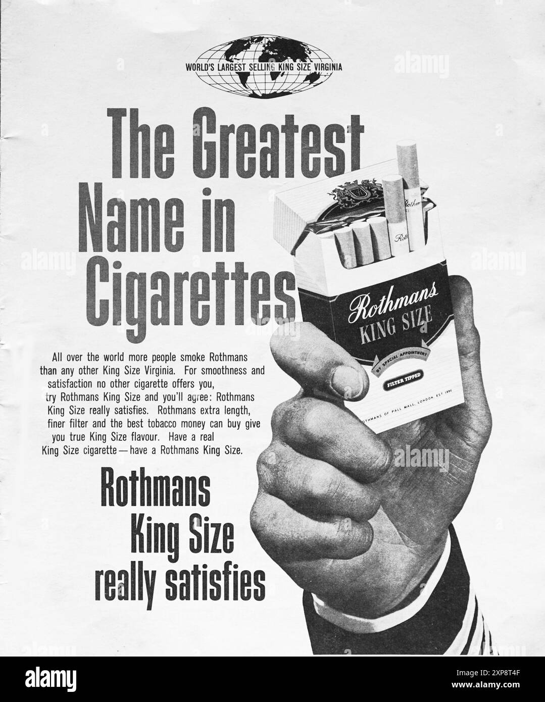 Eine Hand hält eine Packung Rothmans King Size Zigaretten, in der eine Vintage-Werbung aus dem Jahr 1965 gezeigt wird, die die Zufriedenheit mit dem Rauchen betont. Stockfoto