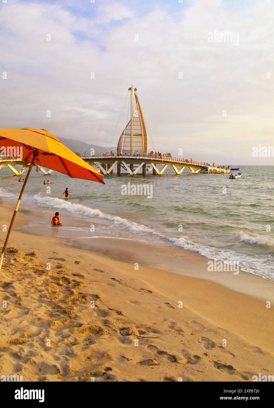 Segelskulpturen und Pier wechseln nachts die Farben – 2013 eröffnet und vom mexikanischen Architekten Jesus Torres Vega entworfen Stockfoto