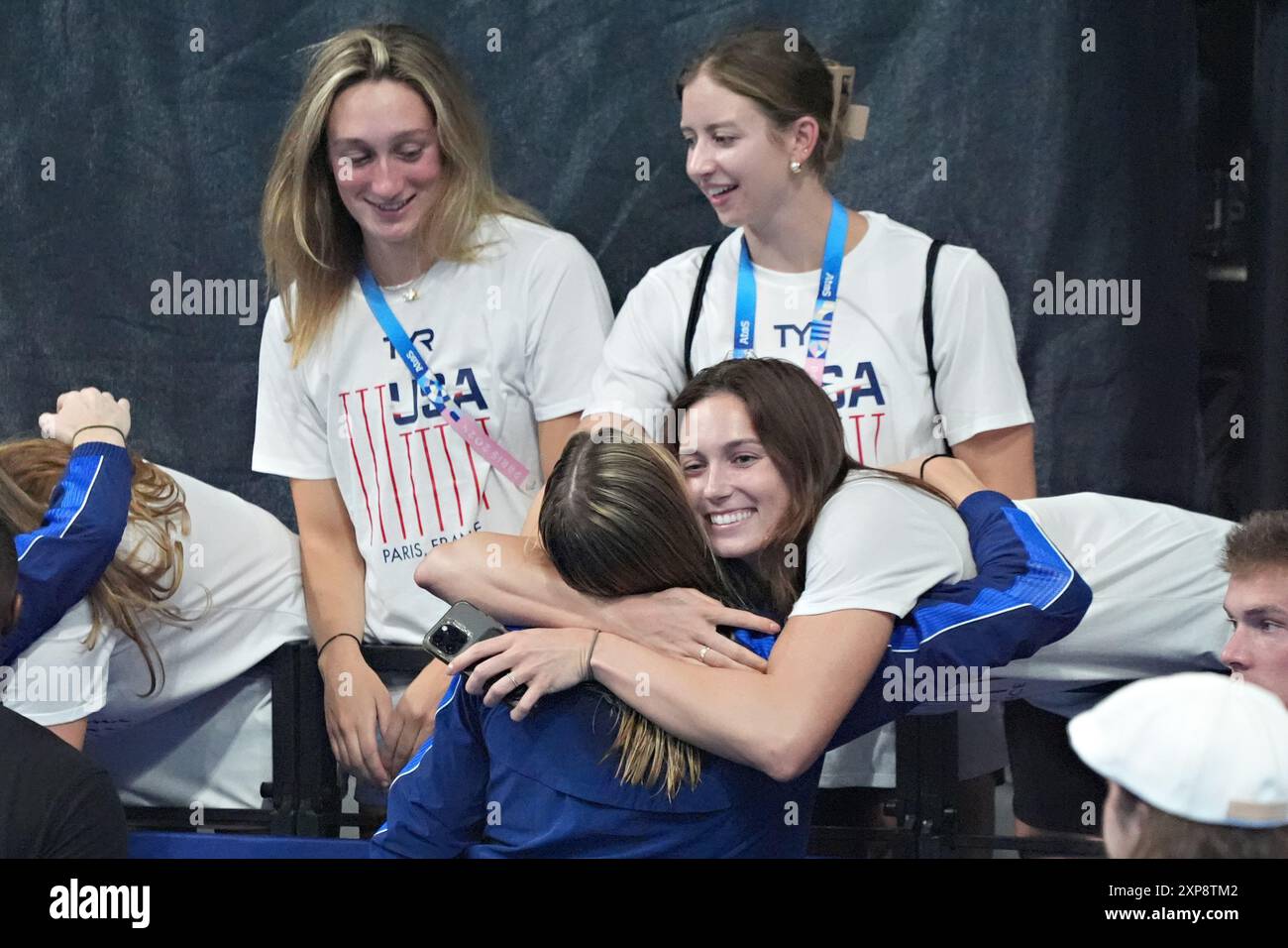 Paris, Frankreich. August 2024. Die Medley Relay-Goldmedaillengewinner der USA Women's 4 x 100 m begrüßen Freunde und Teamkollegen bei der Siegerehrung der Olympischen Spiele 2024 in Paris, Frankreich, am Sonntag, den 4. August 2024. Australien gewann die Silbermedaille und China die Bronzemedaille. Foto: Richard Ellis/UPI Credit: UPI/Alamy Live News Stockfoto
