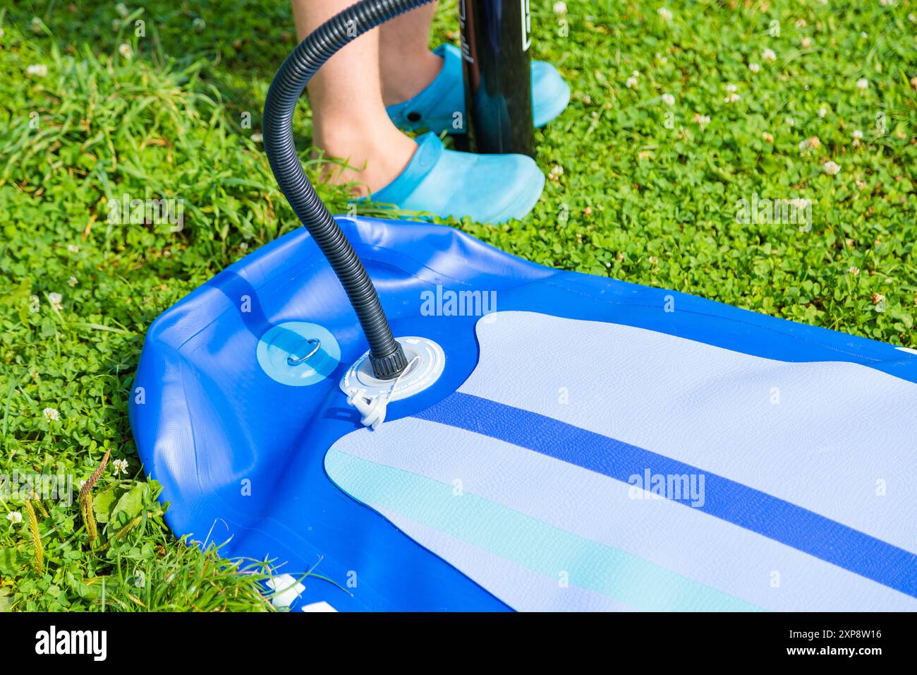 Aufblasbare Boardpumpe: Vorbereitung zum Schwimmen Stockfoto
