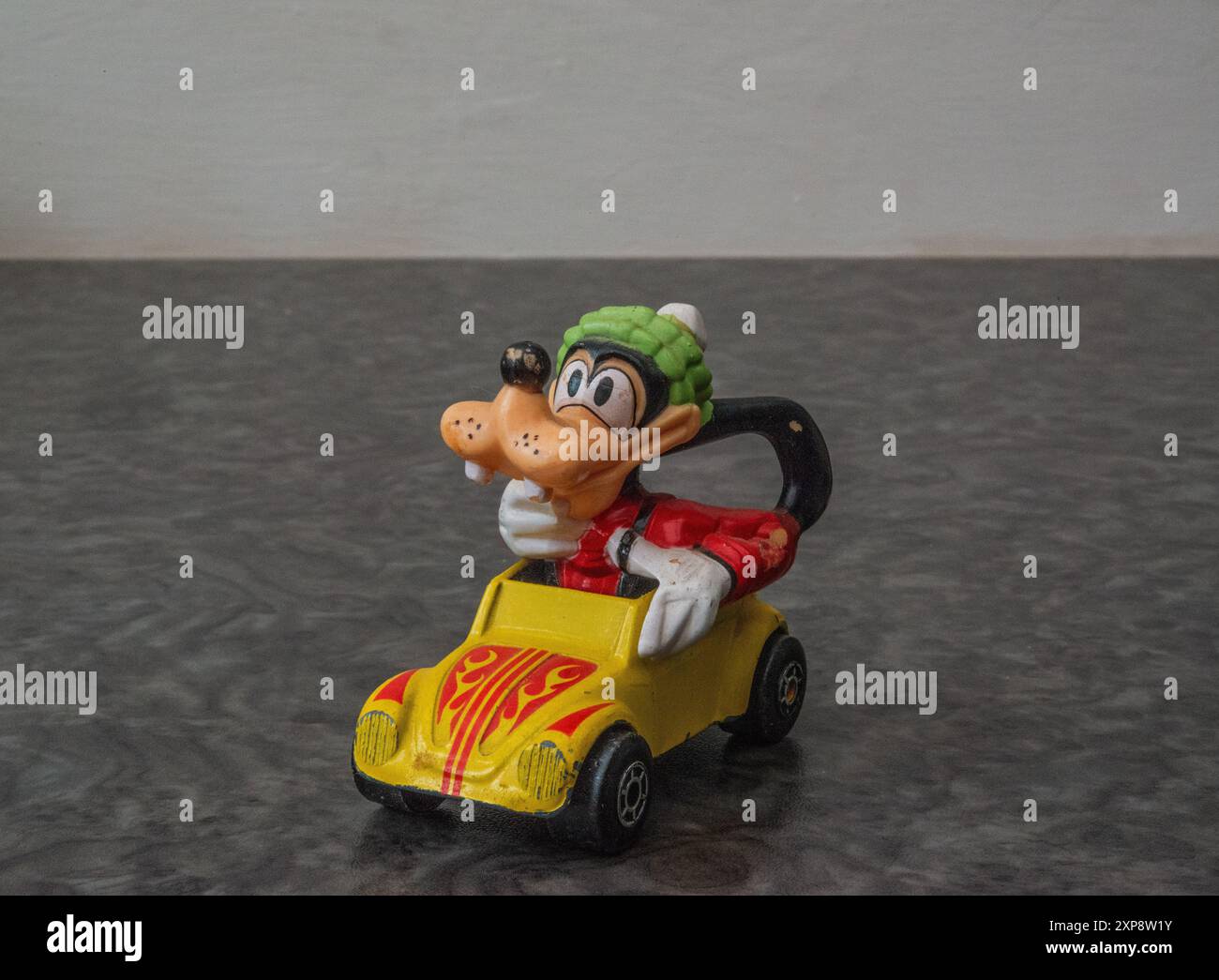 „Goofy“ in seinem gelben Lincoln-Zephyr Cabrio (Streichholzschachtel 1979) Stockfoto