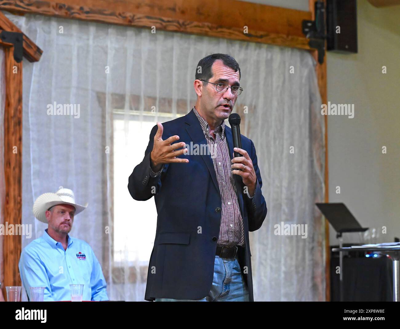 CARBONDALE, KANSAS, USA - 3. AUGUST 2024 der ehemalige Staatsanwalt von Kansas und republikanischer Kandidat für den offenen Sitz im Kongress des 2. Bezirks Derek Schmidt hielt seine Rede vor Mitgliedern der Republikanischen Partei des 2. Bezirks von Kansas im Veranstaltungsforum Willow Glen Stockfoto