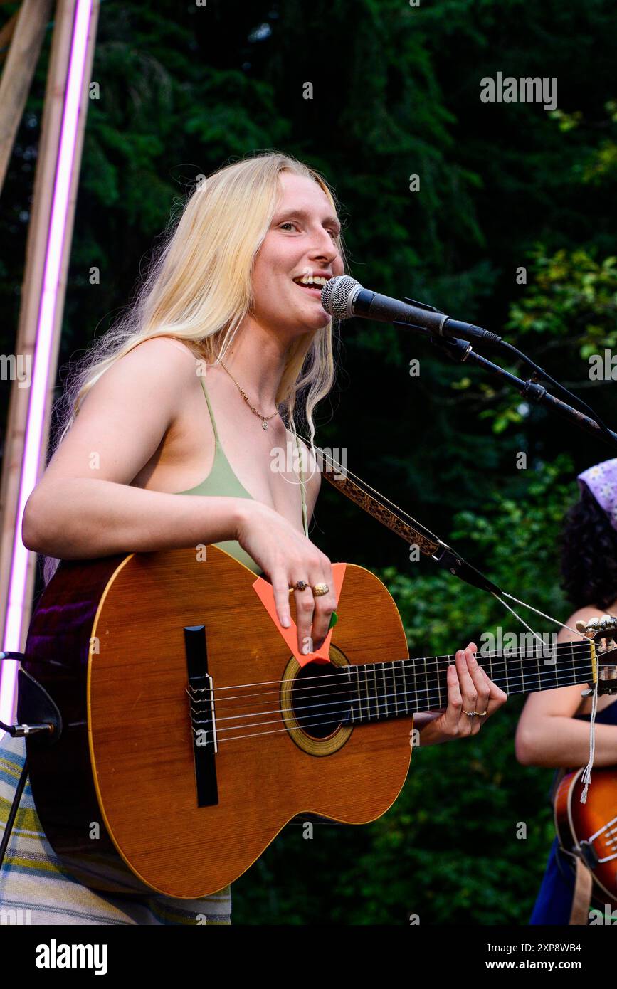 Billie Marten tritt am 3. August 2024 auf der Cherry Hill Stage beim Pickathon Experiential Music Festival in Happy Valley, Oregon, USA auf. Foto ©Anthony Pidgeon Stockfoto