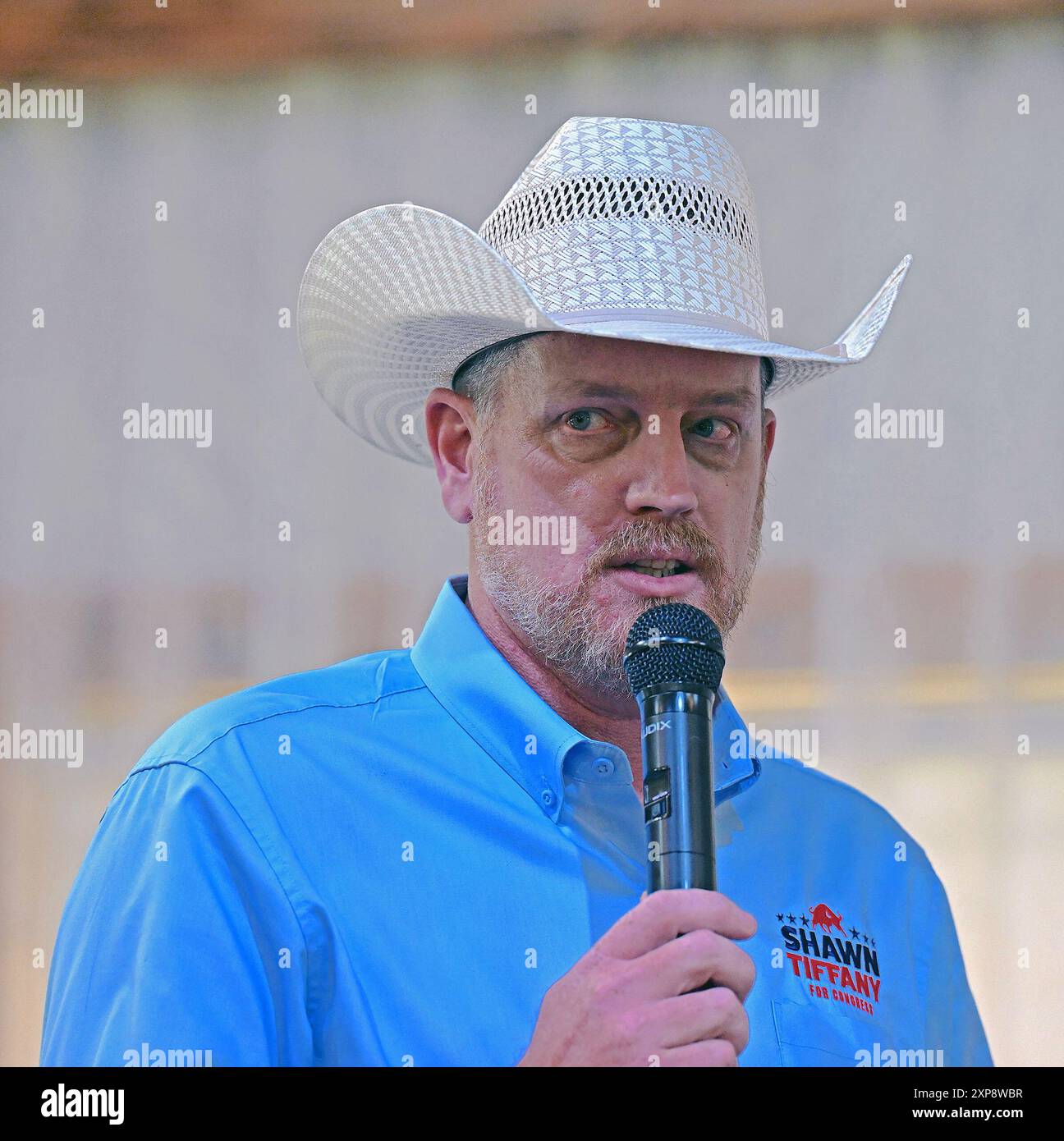 CARBONDALE, KANSAS, USA - 3. AUGUST 2024 Shawn Tiffany, Miteigentümer der Tiffany Cattle Company mit Sitz in Herrington, Kansas, spricht über seine Plattform gegenüber Mitgliedern der KSGOP Stockfoto