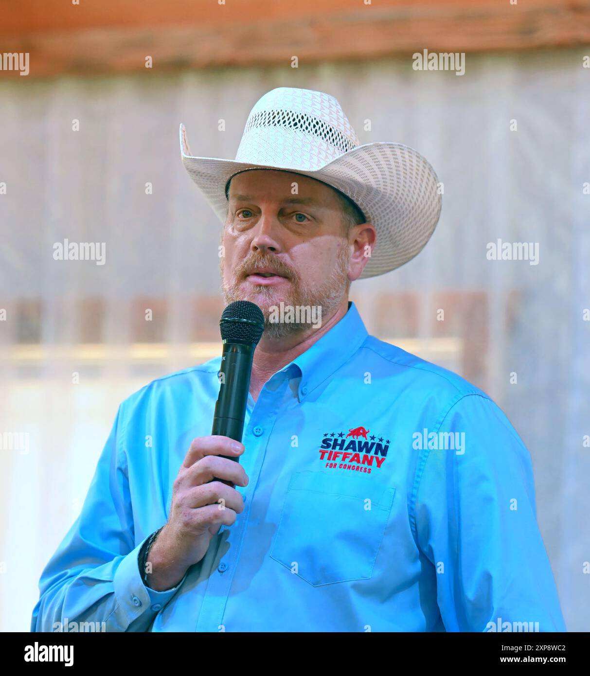 CARBONDALE, KANSAS, USA - 3. AUGUST 2024 Shawn Tiffany, Miteigentümer der Tiffany Cattle Company mit Sitz in Herrington, Kansas, spricht über seine Plattform gegenüber Mitgliedern der KSGOP Stockfoto
