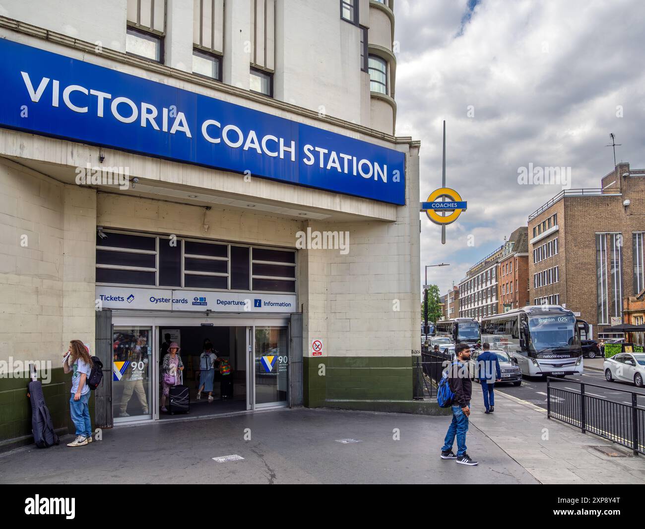 London, Vereinigtes Königreich - 25. Juni 2024: Victoria Coach Station ist eine große Bushaltestelle im Londoner Stadtteil Victoria. Stockfoto