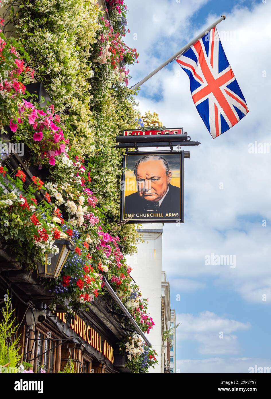 London, Großbritannien - 25. Juni 2024: Fuller’s Churchill Arms ist ein historischer Pub in Kensington, London. Stockfoto