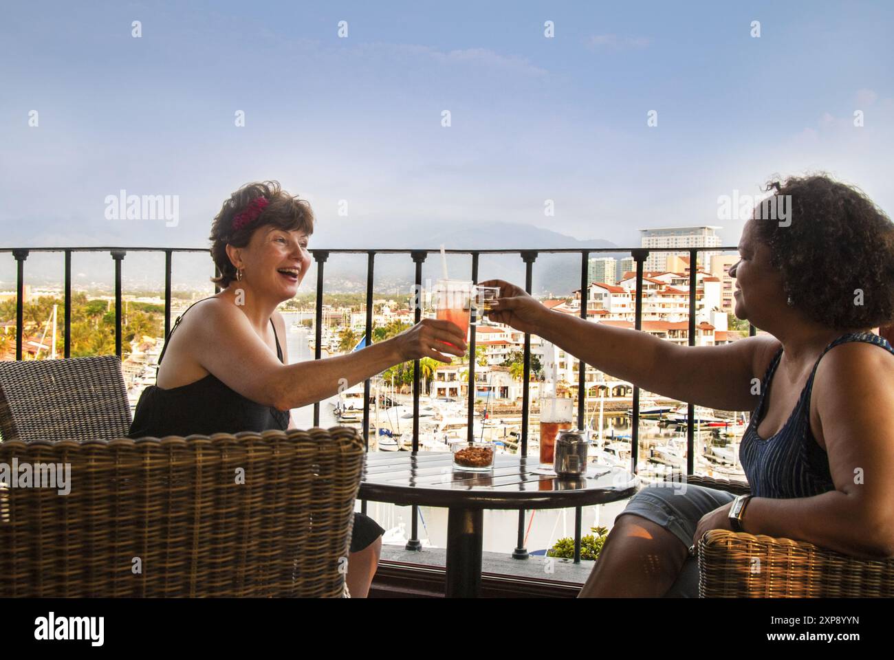 Feiern Sie mit einem Drink in der Marina Vallarta Bar und Restaurant, auf dem 110 Meter hohen Leuchtturm von El Faro, Puerto Vallarta, Mexiko Stockfoto