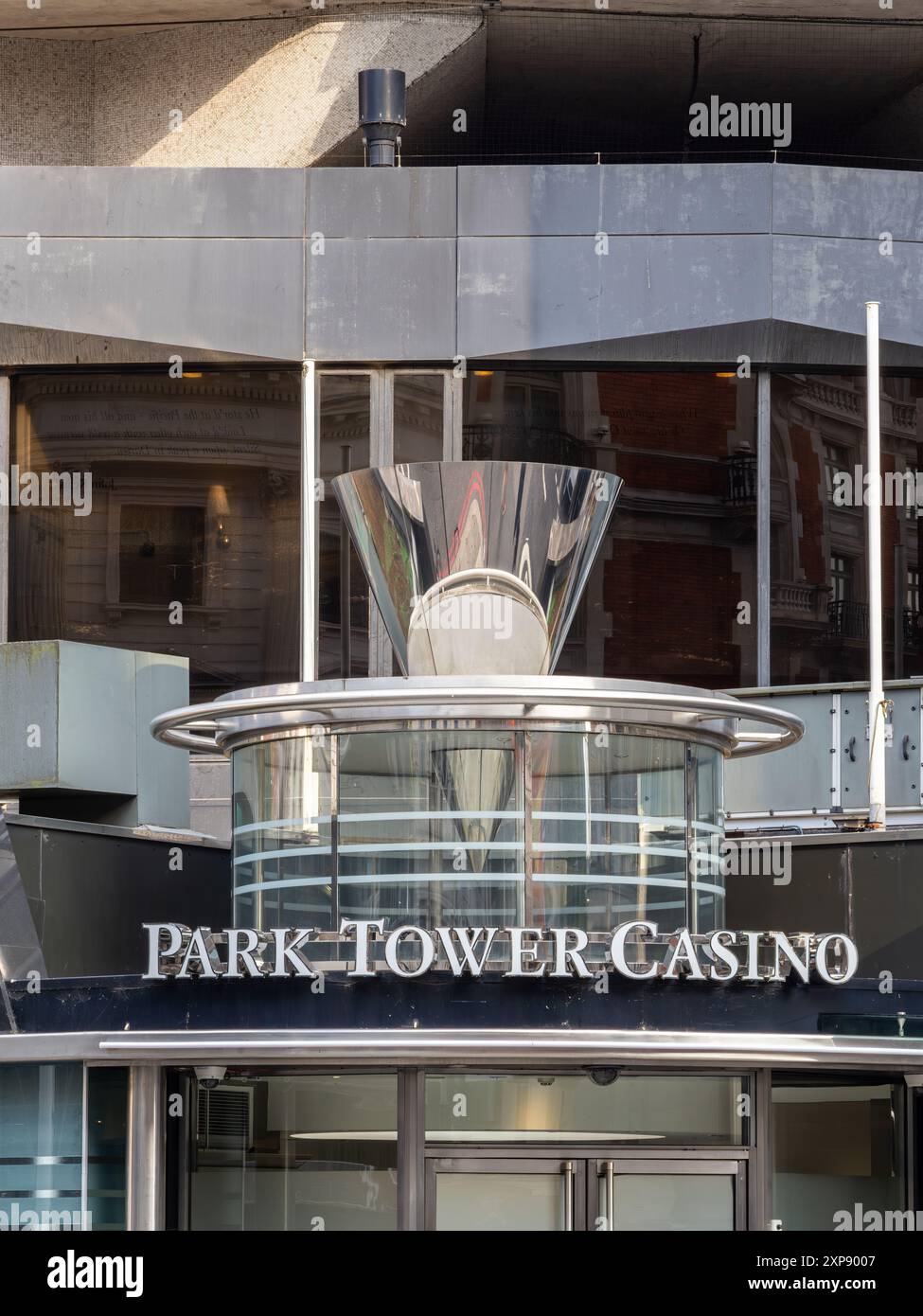 London, Großbritannien - 25. Juni 2024: Das Park Tower Casino in London ist ein prestigeträchtiges und gehobenes Casino im Herzen von Knightsbridge. Stockfoto