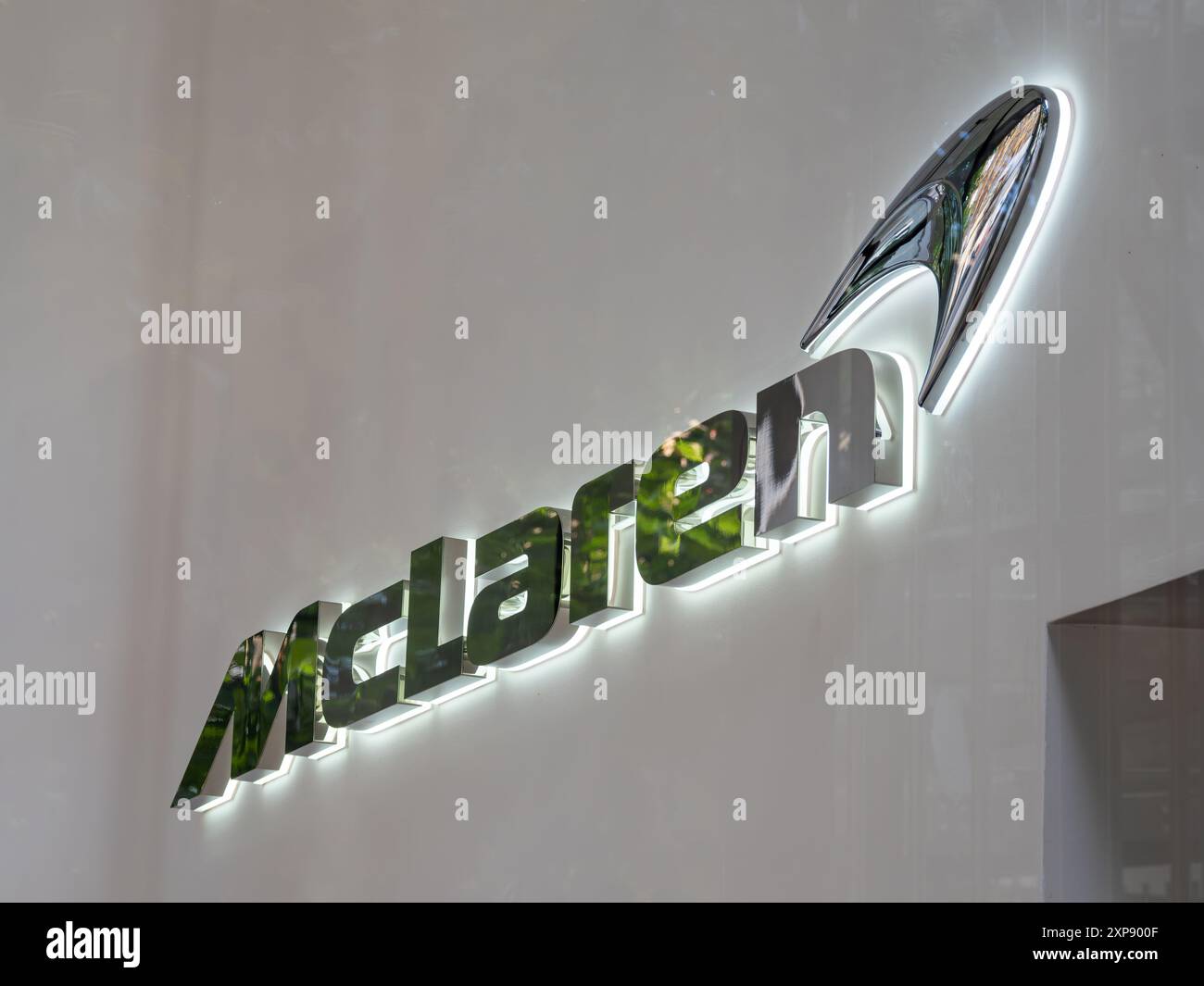 London, Großbritannien – 25. Juni 2024: McLaren ist ein renommierter britischer Automobilhersteller, der für die Herstellung von Hochleistungs-Sportwagen bekannt ist Stockfoto