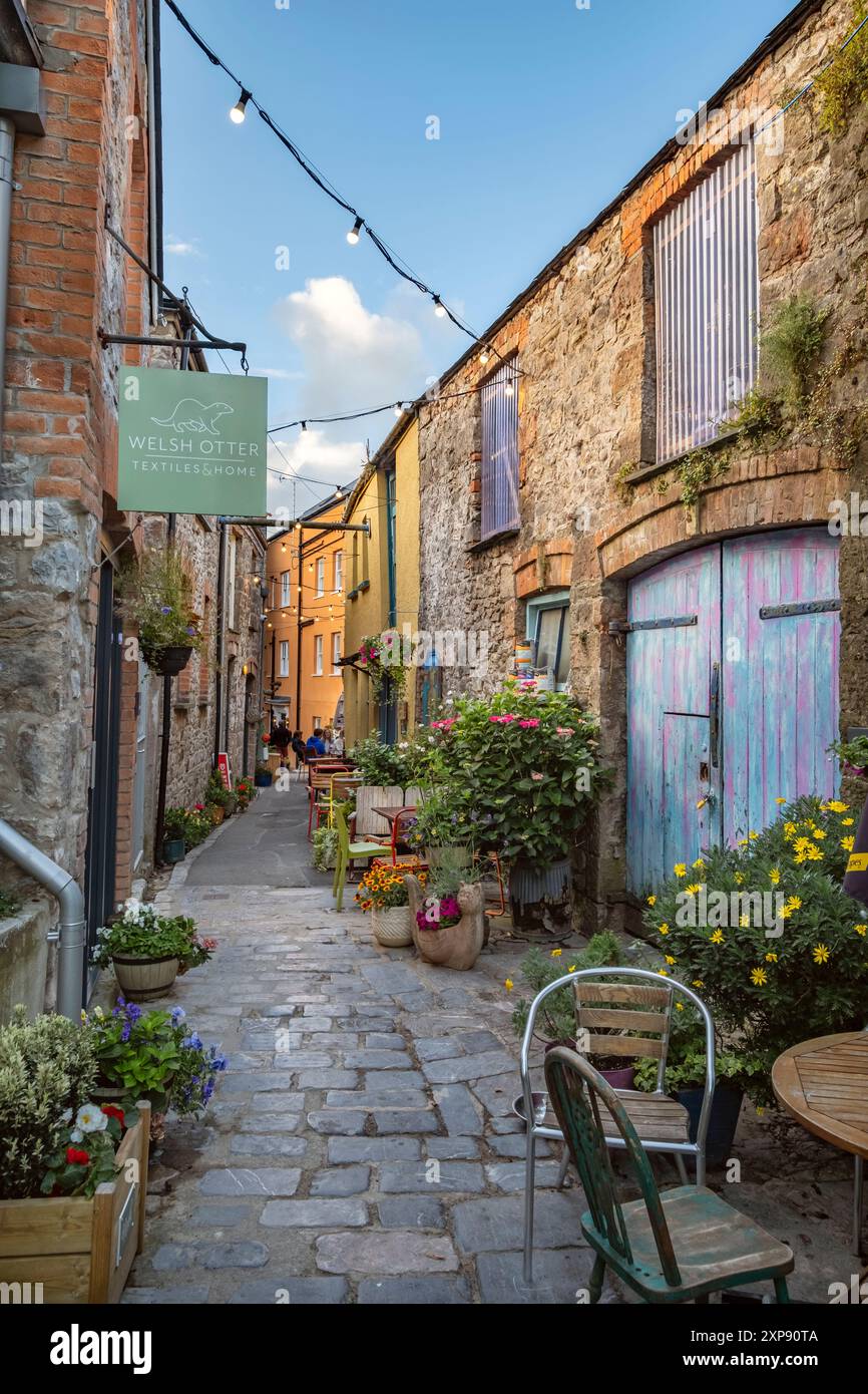 Die farbenfrohe Straße der Sergeants Lane in Tenby, Pembrokeshire, Wales Stockfoto