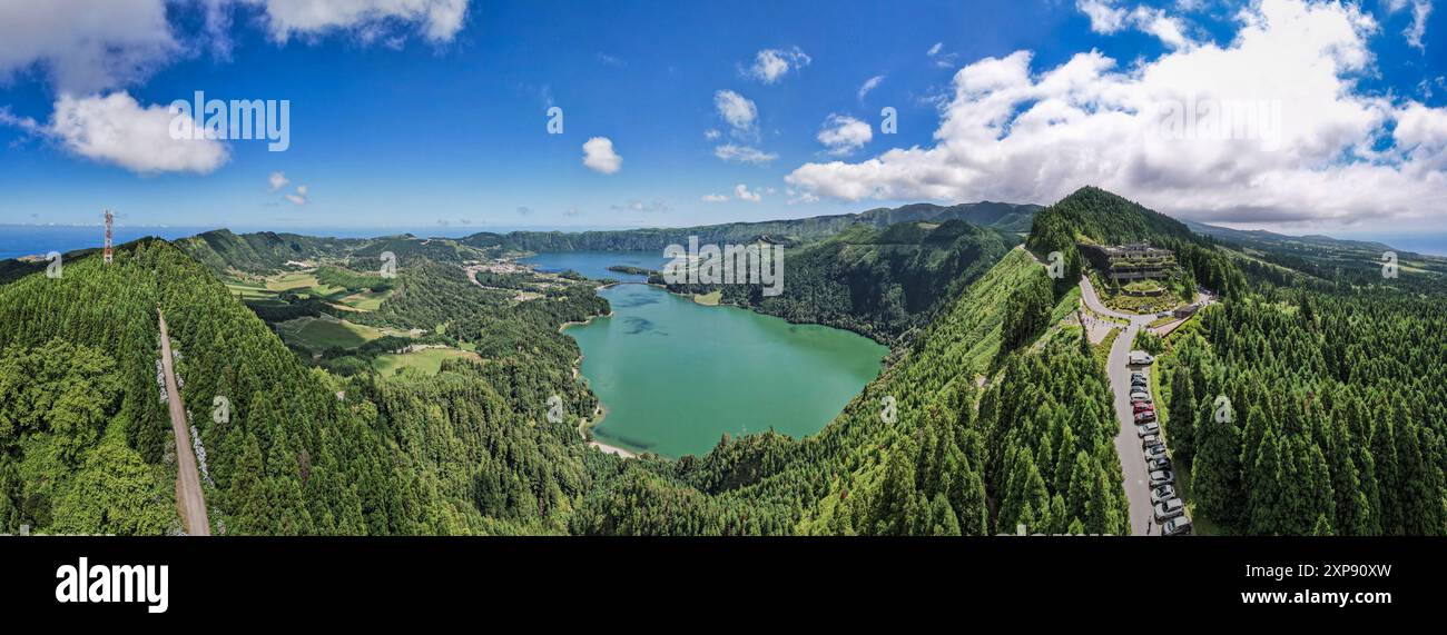 Aufnahme des berühmten Aussichtspunkts Vista do Rei mit der Drohne aus der Luft, der die atemberaubenden Lagunen von Sete Cidades, die Insel Sao Miguel, Azoren, Portugal, zeigt Stockfoto