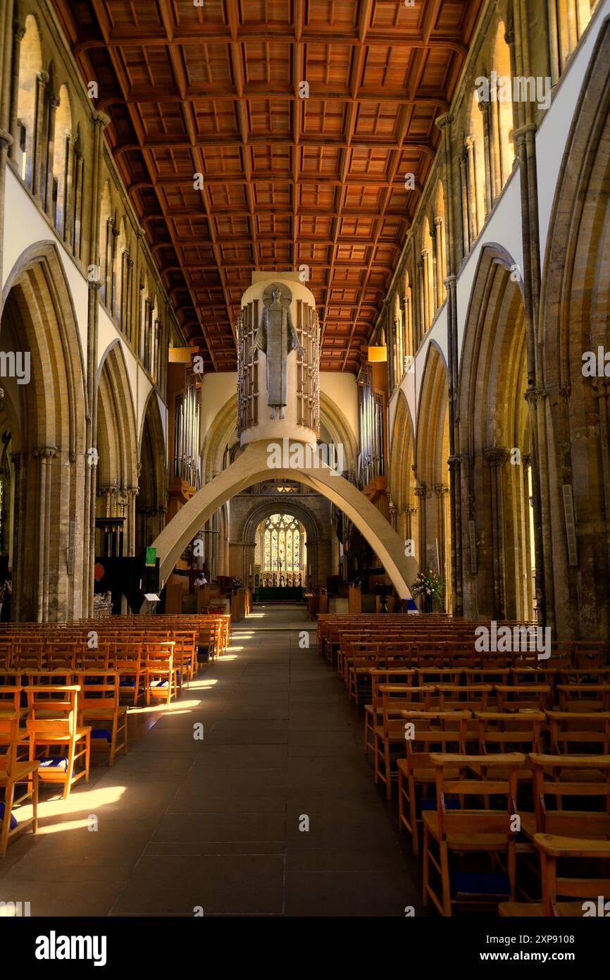 „Majestas“ von Jacob Epstein, Eine große beeindruckende Skulptur, die Jesus Christus darstellt, Llandaff Cathedral, Cardiff, Wales. Vom Juli 2024 Stockfoto