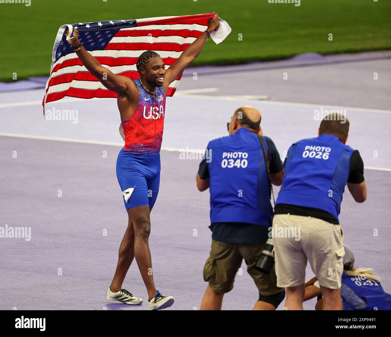 Paris, Frankreich. August 2024. Noah Lyles aus den USA feiert die Goldmedaille beim 100-m-Finale der Männer im Stade de France während der Olympischen Spiele 2024 in Paris, Frankreich, am Sonntag, den 4. August 2024. Foto: Maya Vidon-White/UPI Credit: UPI/Alamy Live News Stockfoto