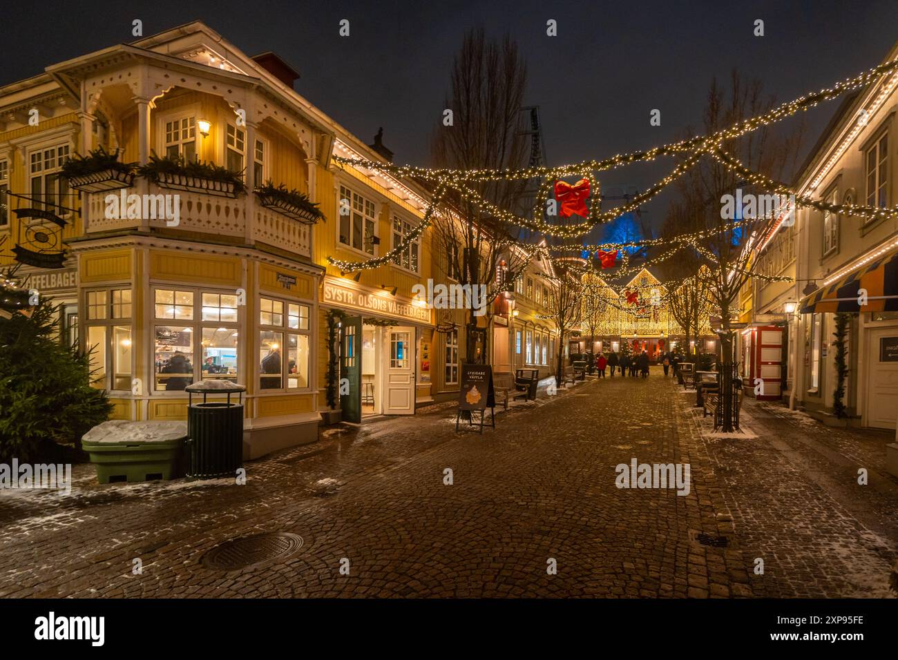 Göteborg, Schweden, 4. Januar 2024. Festliche Straßenszene im Vergnügungspark Liseberg während der Winterabendzeit Stockfoto
