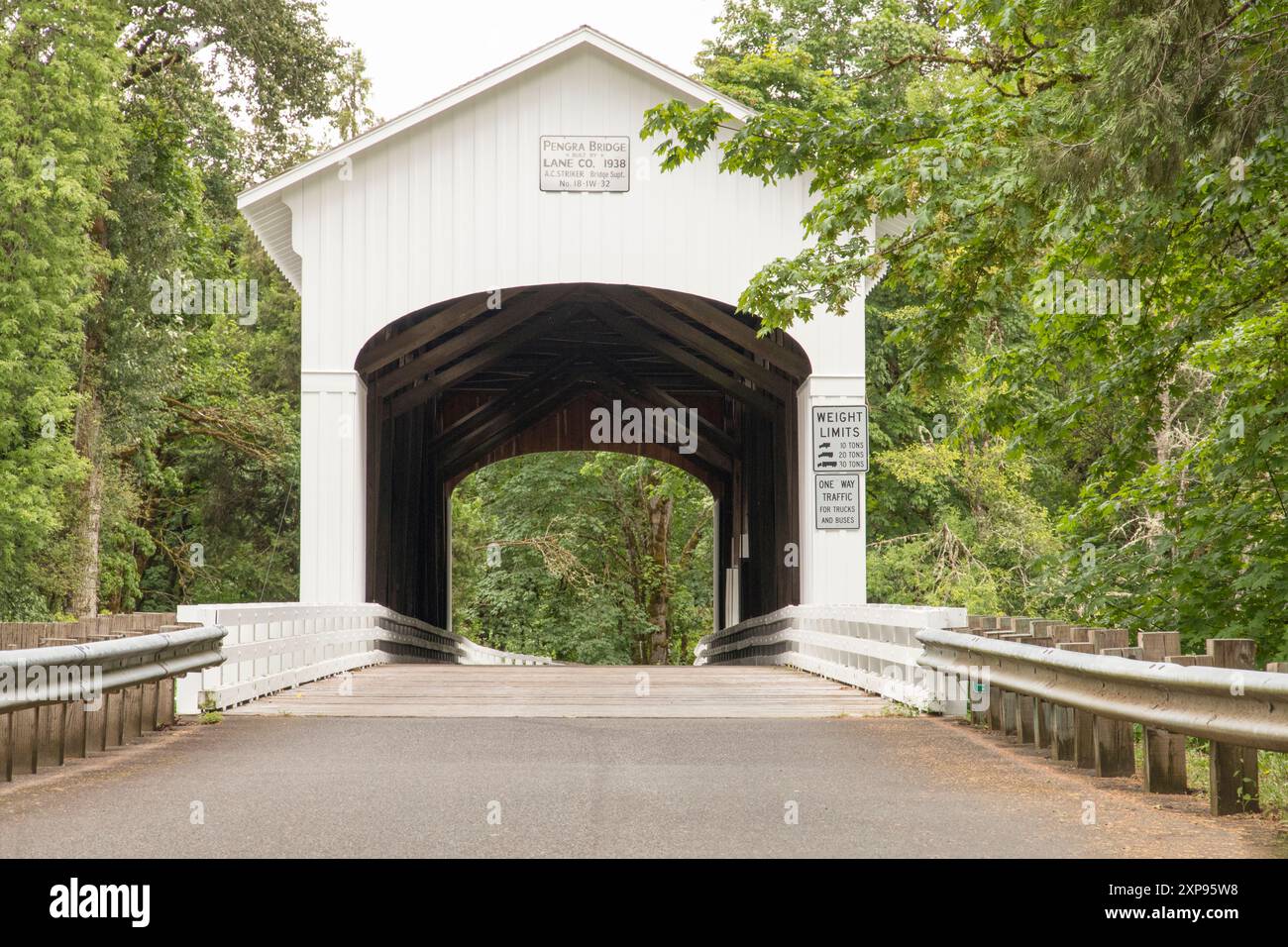 USA, Oregon, Lane County, Jasper Place Road, Fall Creek. Pengra Überdachte Brücke. 120 Fuß, Howe Truss Structure. Stockfoto