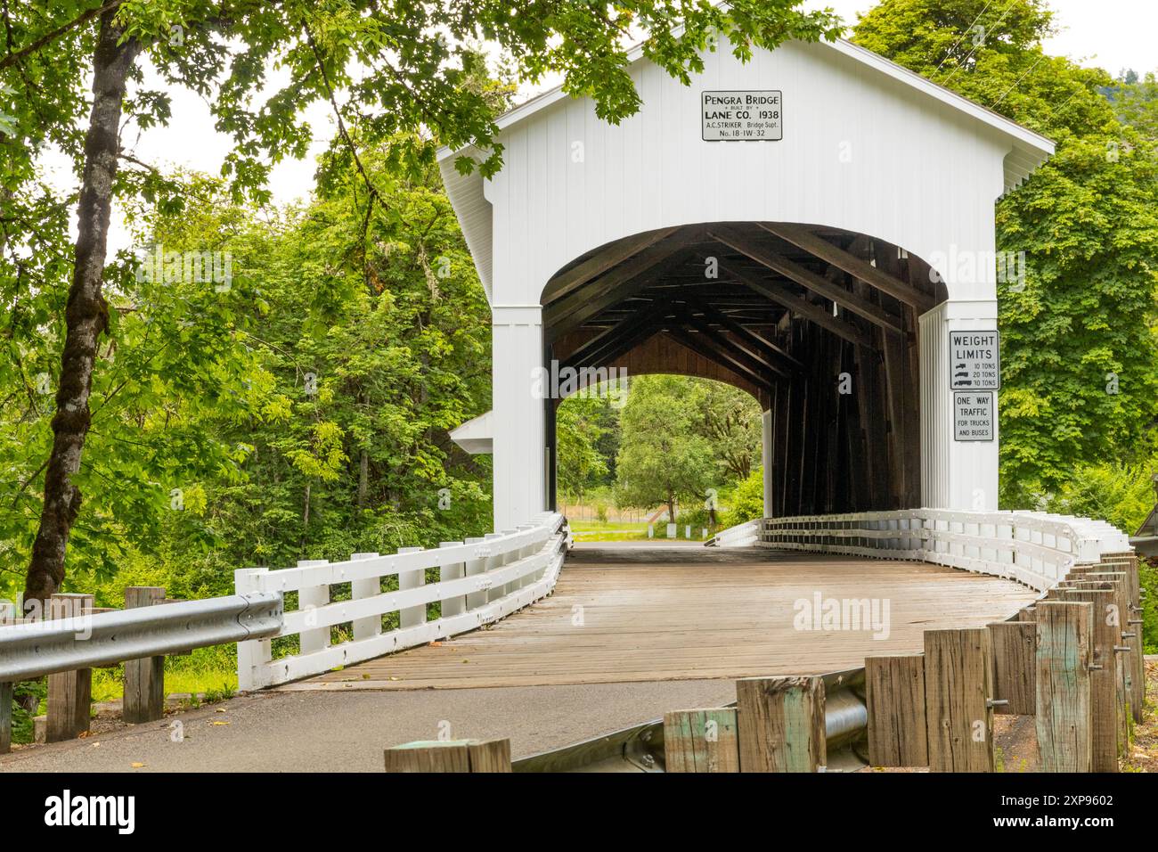 USA, Oregon, Lane County, Jasper Place Road, Fall Creek. Pengra Überdachte Brücke. 120 Fuß, Howe Truss. Struktur. Stockfoto