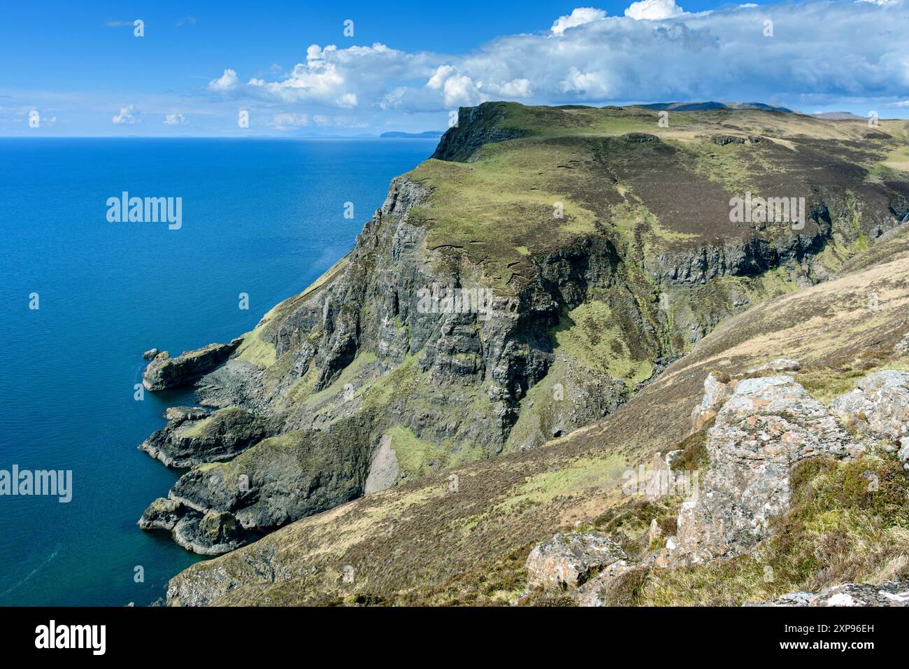 Blick nach Norden entlang der Küstenklippe unter Beinn an Eòin auf der Nordseite von Glen Brittle, Isle of Skye, Schottland, Großbritannien Stockfoto