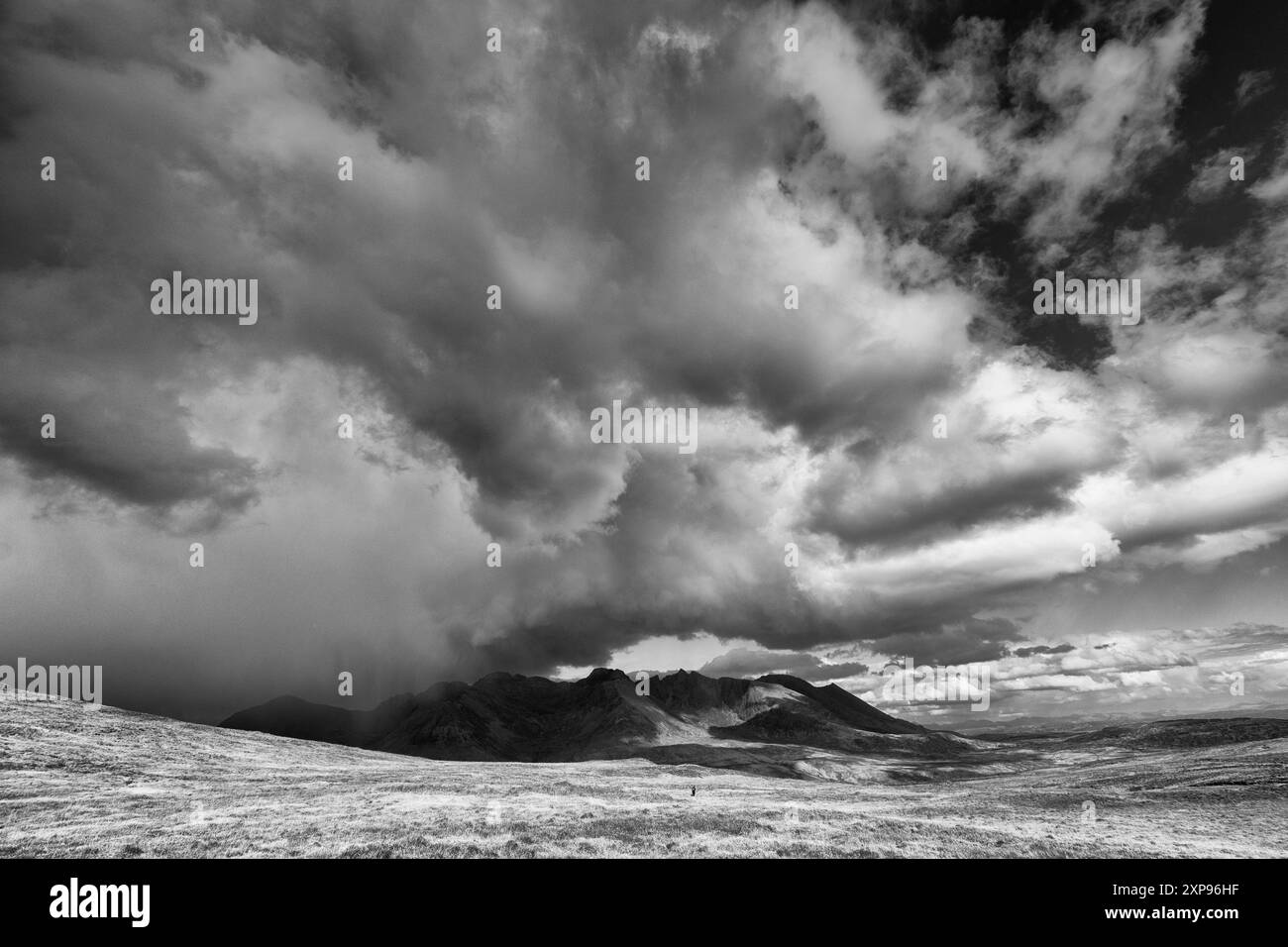 Sturmwolken über den Cuillin Mountains von der Bealach na h-Airigh Mhùrraun auf der Nordseite von Glen Brittle, Isle of Skye, Schottland, Großbritannien Stockfoto